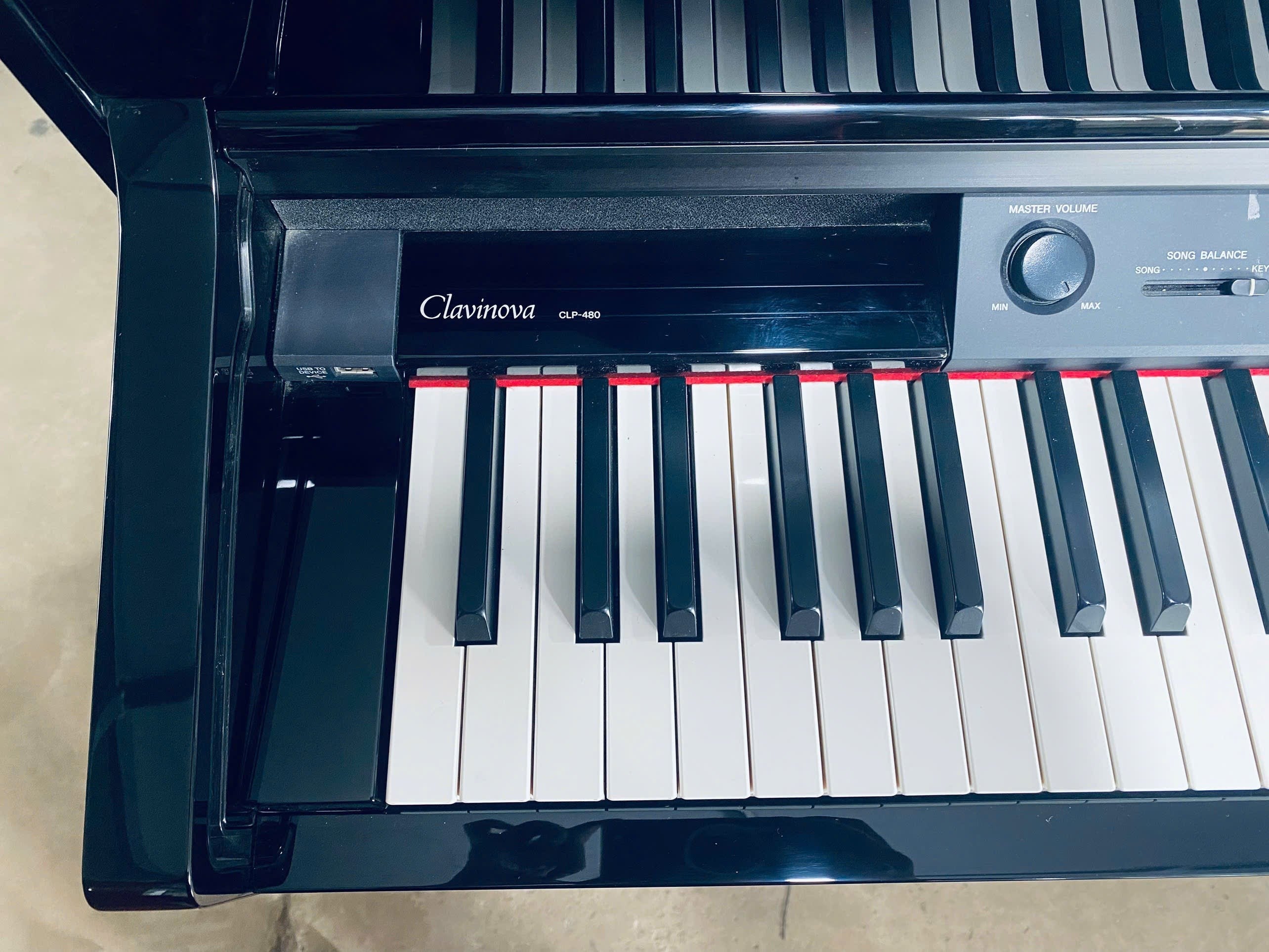 Bàn phím đàn piano điện Yamaha CLP480 PE màu đen bóng sang trọng tại TÂN NHẠC CỤ với thiết kế phím gỗ tự nhiên