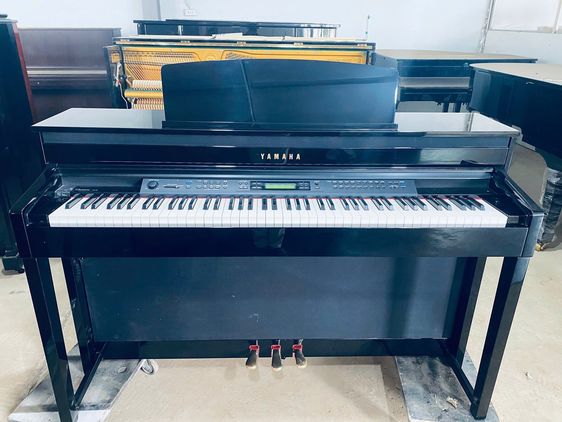 Đàn piano điện Yamaha CLP480 PE màu đen bóng sang trọng với bàn phím gỗ tự nhiên tại cửa hàng TÂN NHẠC CỤ
