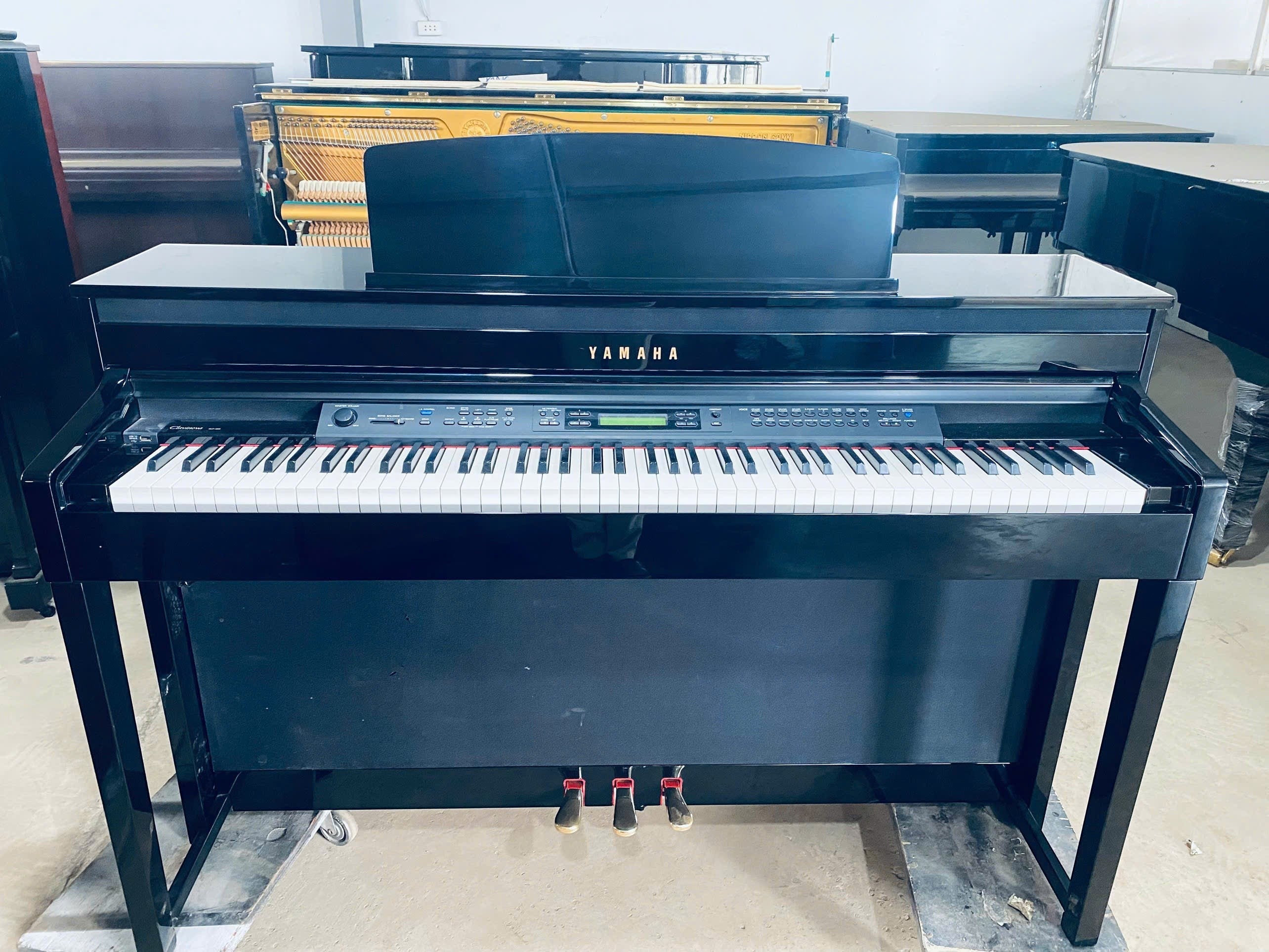 Đàn piano điện Yamaha CLP480 PE màu đen bóng sang trọng với bàn phím gỗ tự nhiên tại cửa hàng TÂN NHẠC CỤ