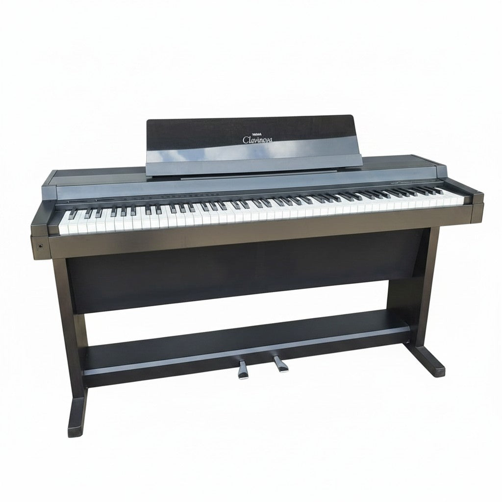 Đàn piano điện Yamaha CLP-500 cũ dáng tủ màu đen tại TÂN NHẠC CỤ, thiết kế gọn gàng cho người mới bắt đầu.