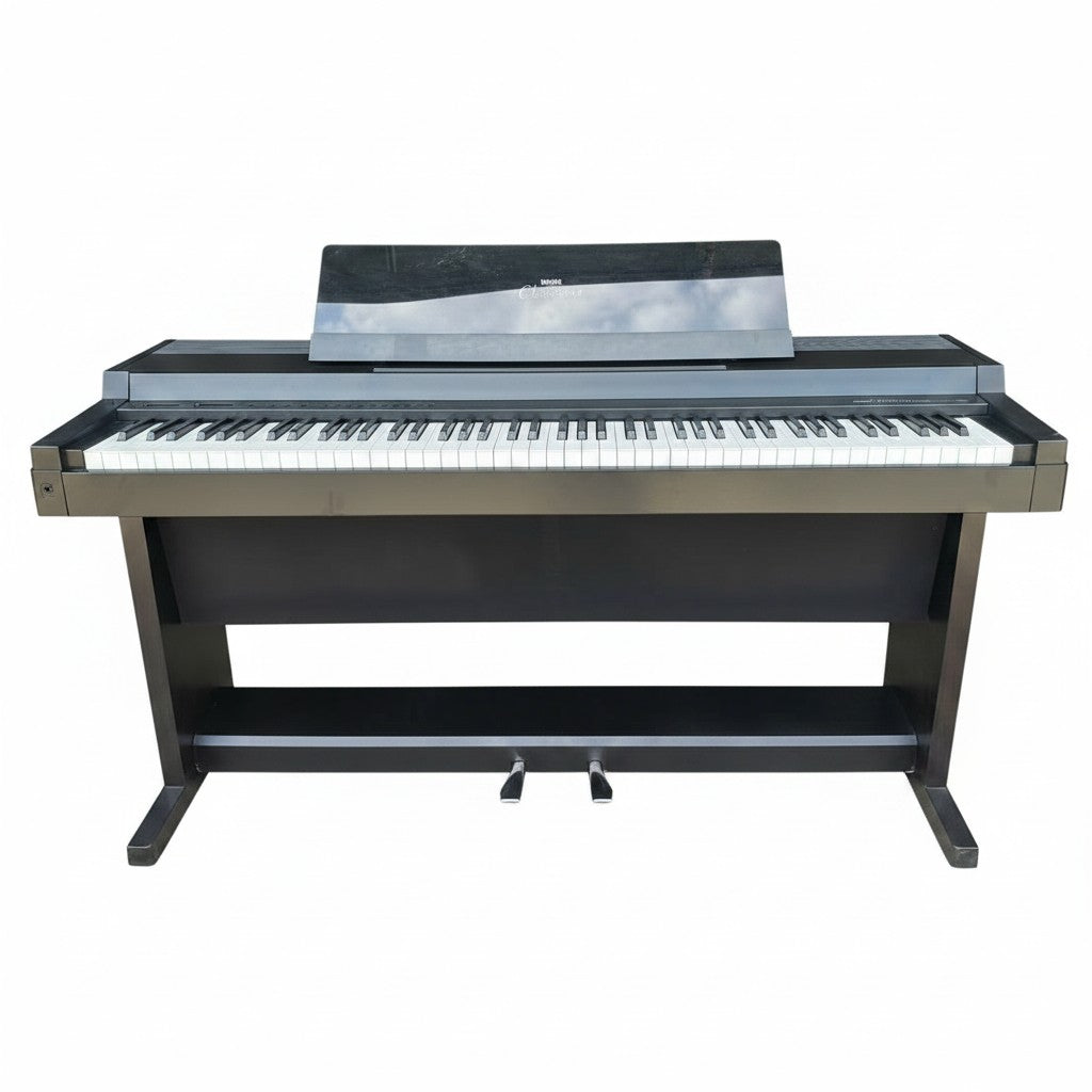 Đàn piano điện Yamaha CLP-500 dáng tủ màu đen tại TÂN NHẠC CỤ, thiết kế cổ điển cho người mới bắt đầu.