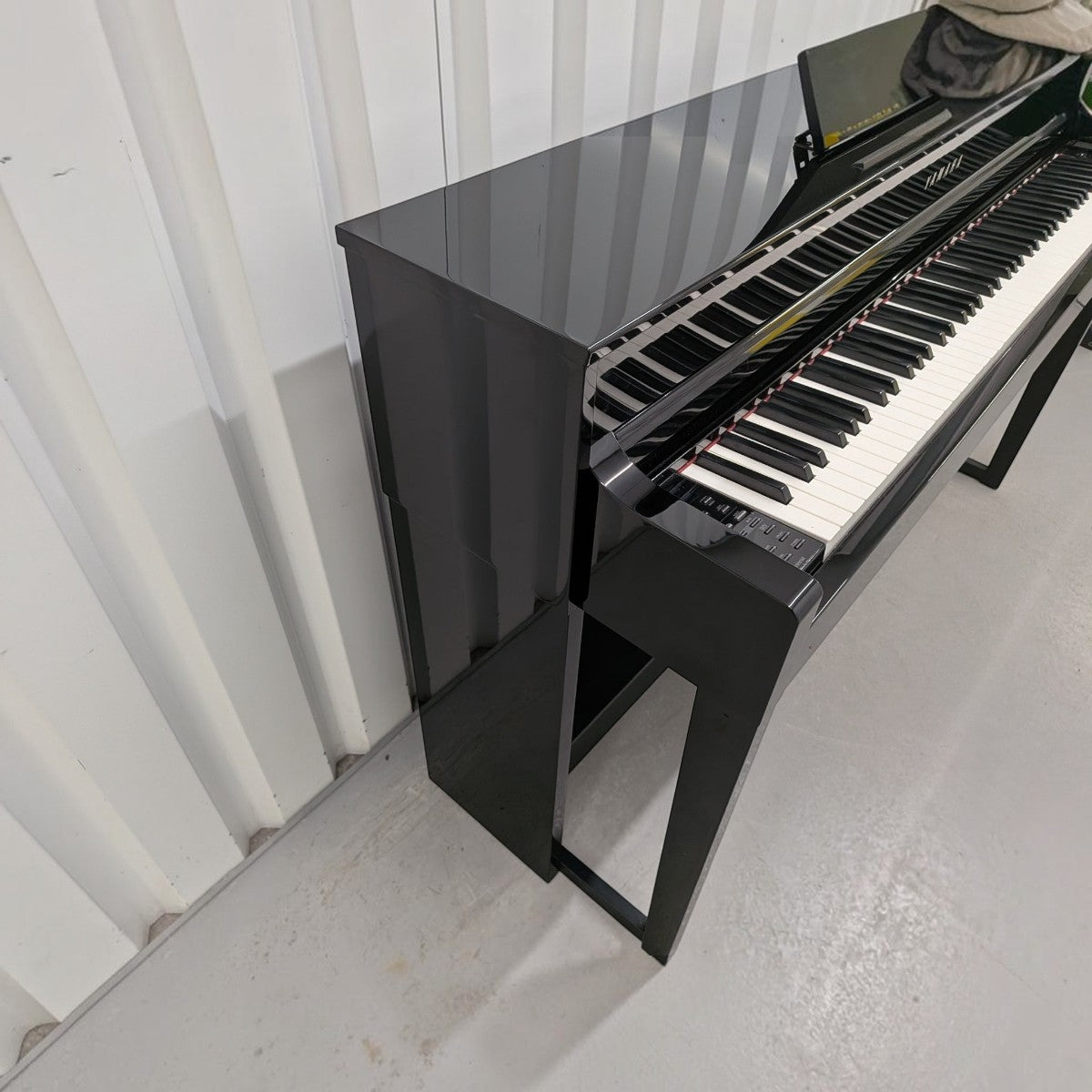 Đàn piano điện TÂN NHẠC CỤ Yamaha CLP535 màu đen bóng với thiết kế sang trọng, bàn phím GH3X hiện đại