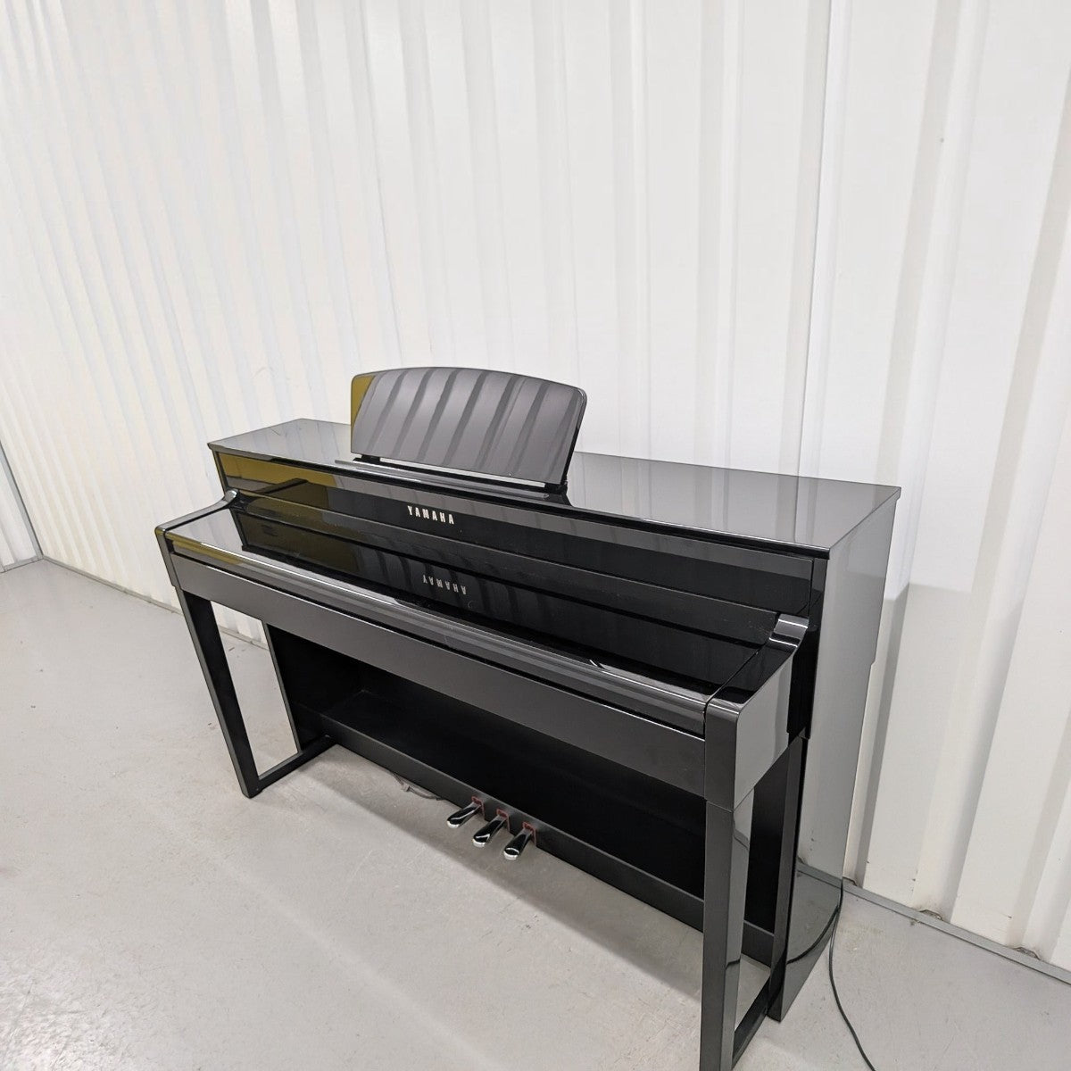 Đàn piano điện TÂN NHẠC CỤ Yamaha CLP535 màu đen bóng với thiết kế sang trọng, phím GH3X và giá đỡ nhạc
