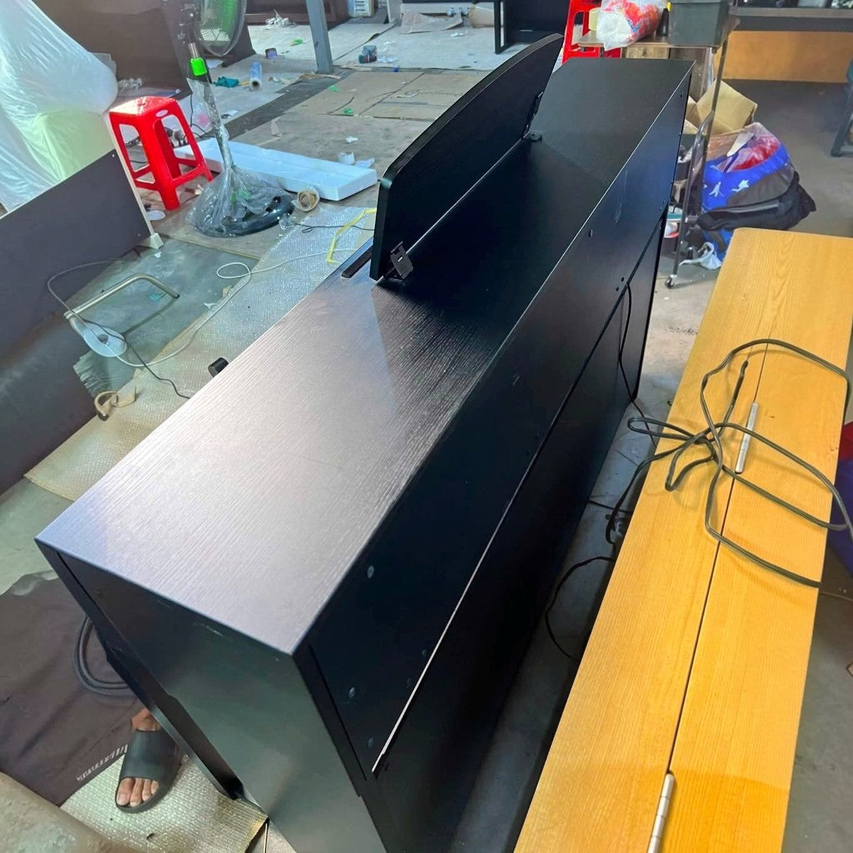 Đàn piano điện TÂN NHẠC CỤ Yamaha CLP535 màu đen sang trọng, thiết kế thùng đàn chắc chắn, góc nhìn từ phía sau
