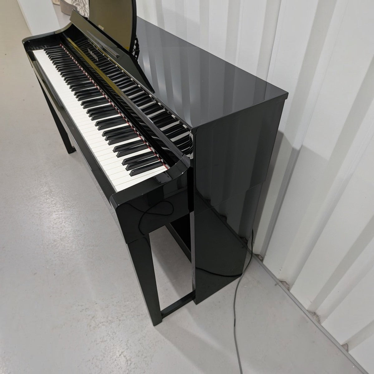 Đàn piano điện TÂN NHẠC CỤ Yamaha CLP535 màu đen bóng với bàn phím GH3X, thiết kế sang trọng tại showroom