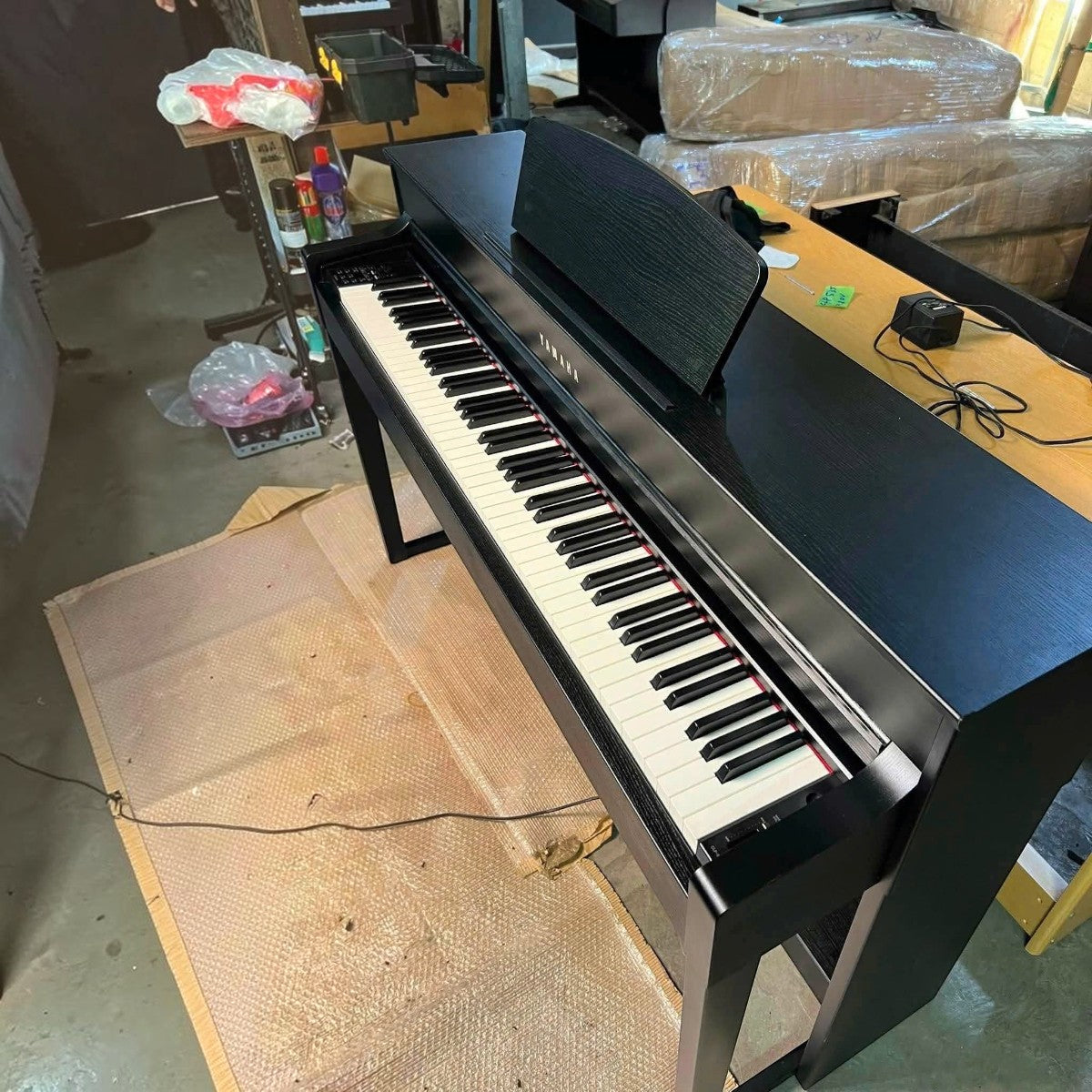 Đàn piano điện TÂN NHẠC CỤ Yamaha CLP535 màu đen sang trọng với bàn phím GH3X có escapement tại showroom