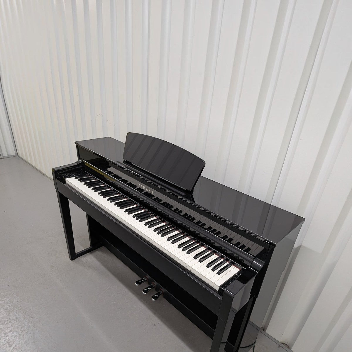 Đàn piano điện TÂN NHẠC CỤ Yamaha CLP535 màu đen bóng với bàn phím GH3X, thiết kế sang trọng tại showroom