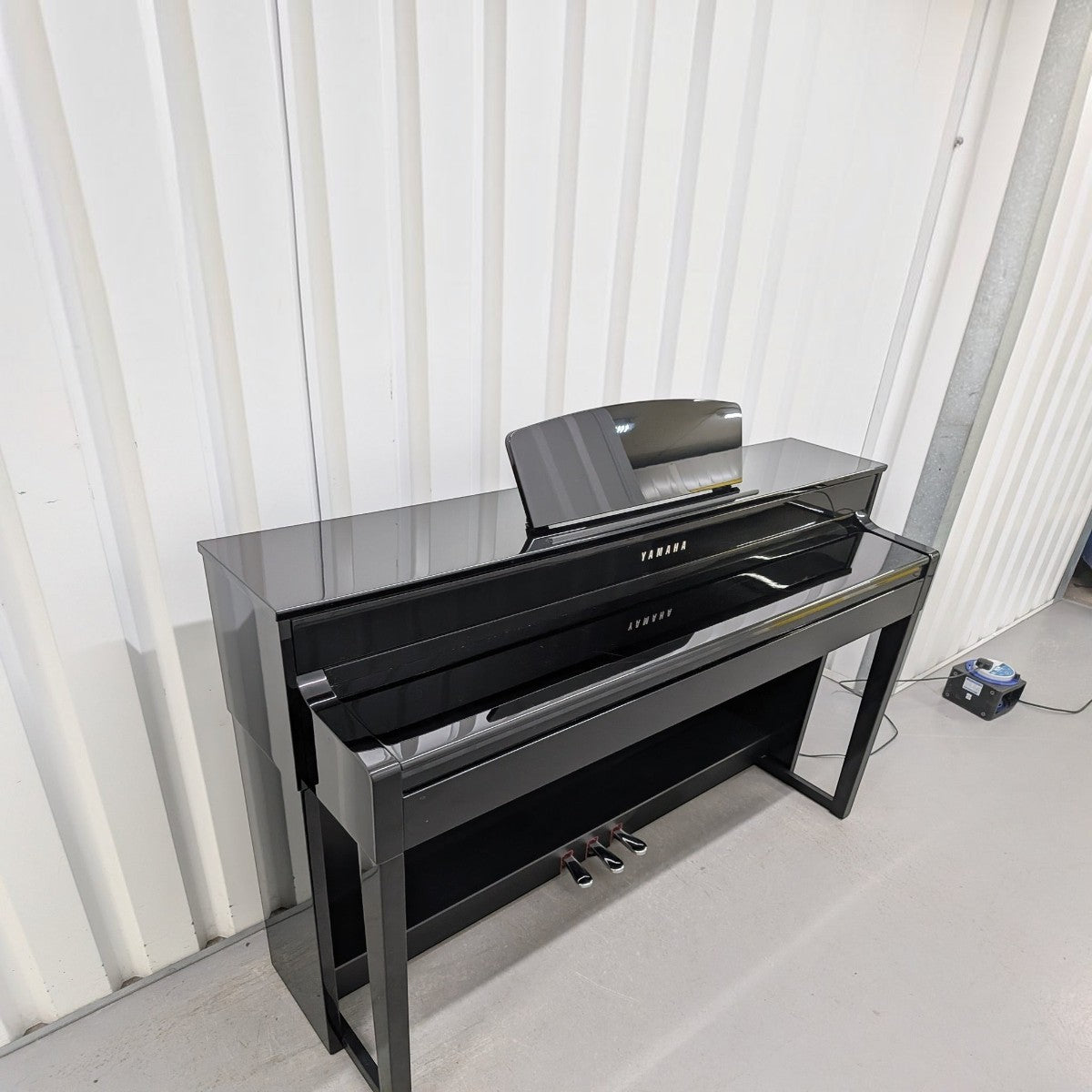 Đàn piano điện TÂN NHẠC CỤ Yamaha CLP535 màu đen bóng với thiết kế sang trọng, bàn phím GH3X và giá để nhạc