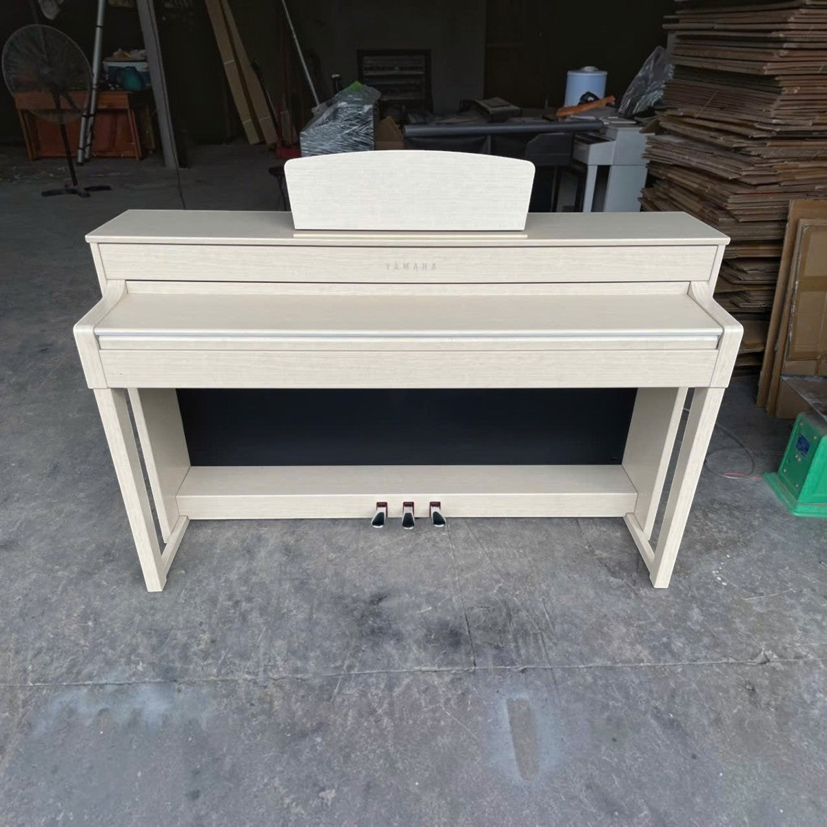 Đàn piano điện TÂN NHẠC CỤ Yamaha CLP535 màu gỗ sáng trang nhã, thiết kế hiện đại với 3 pedal và nắp đậy phím