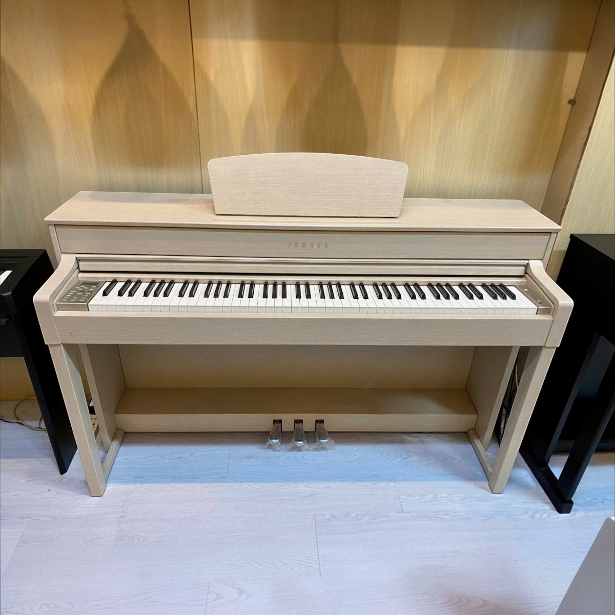 Đàn piano điện TÂN NHẠC CỤ Yamaha CLP535 màu gỗ sáng với bàn phím GH3X, thiết kế sang trọng tại showroom