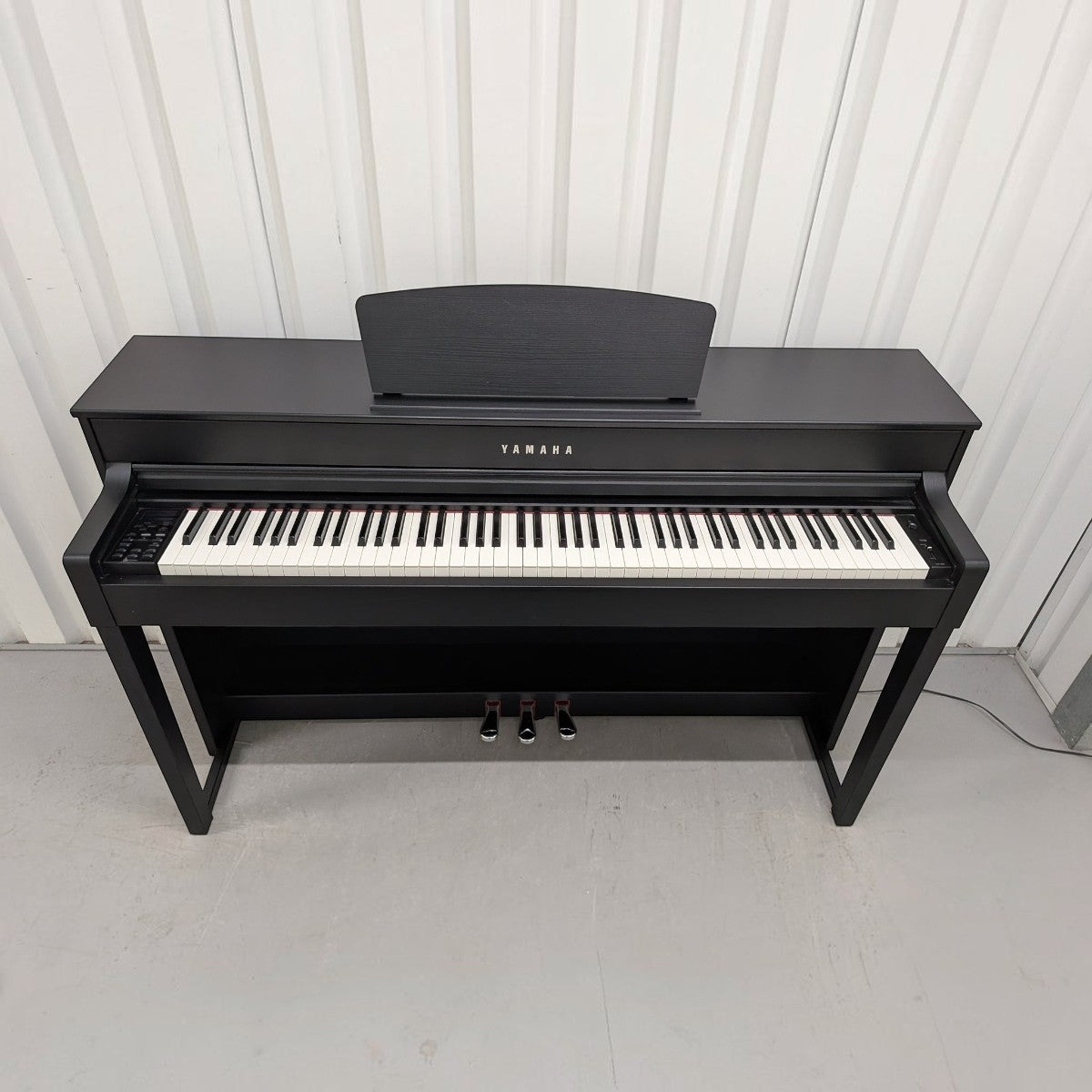Đàn piano điện TÂN NHẠC CỤ Yamaha CLP535 màu đen sang trọng với bàn phím GH3X và thiết kế thùng đàn hiện đại
