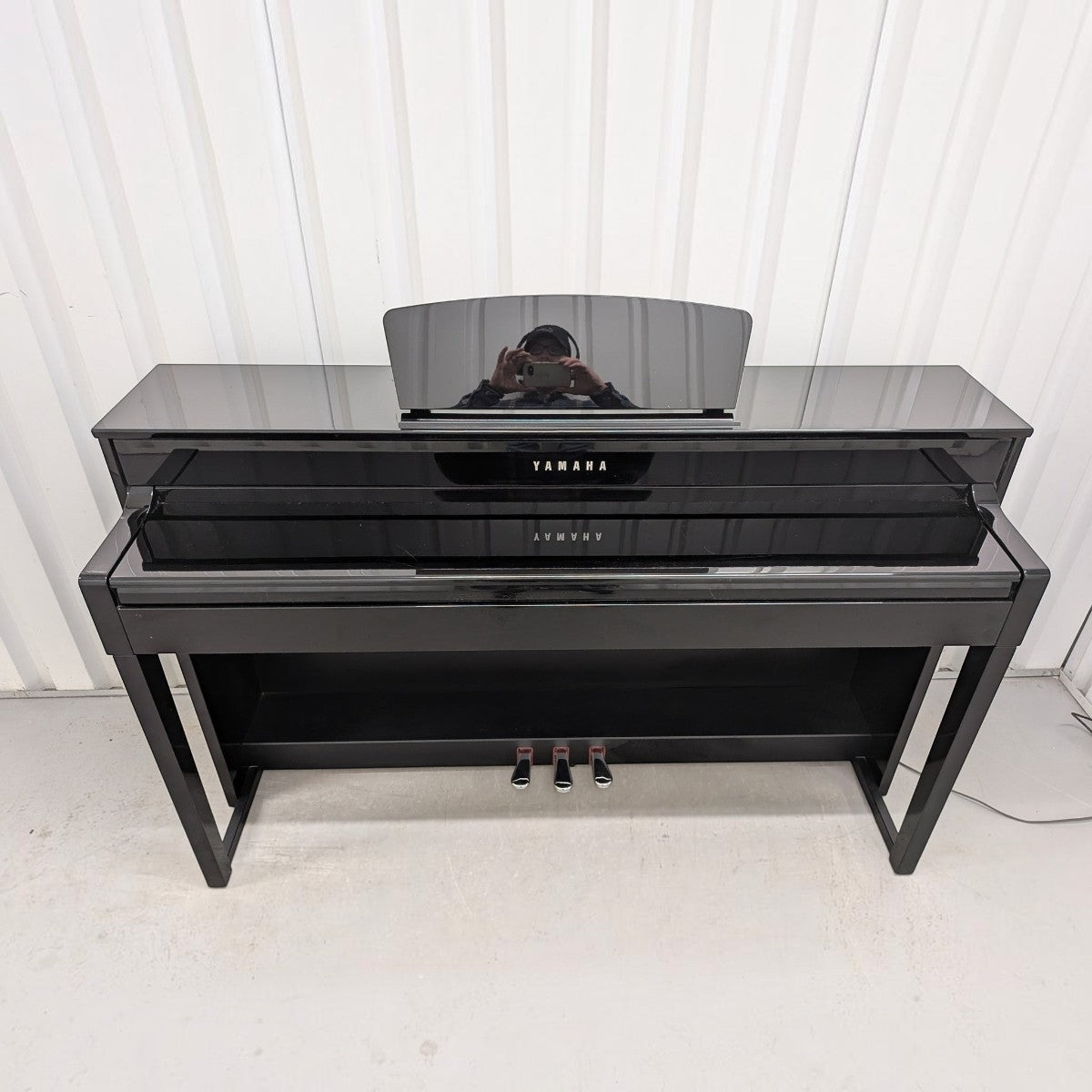 Đàn piano điện TÂN NHẠC CỤ Yamaha CLP535 màu đen bóng với thiết kế sang trọng, bàn phím 88 phím và 3 pedal