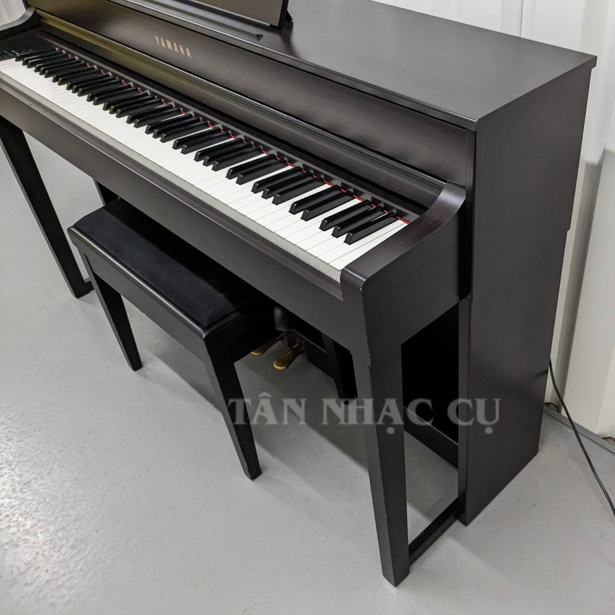 Đàn piano điện TÂN NHẠC CỤ Yamaha CLP535 màu nâu đen sang trọng với bàn phím GH3X và ghế đàn đi kèm tại showroom