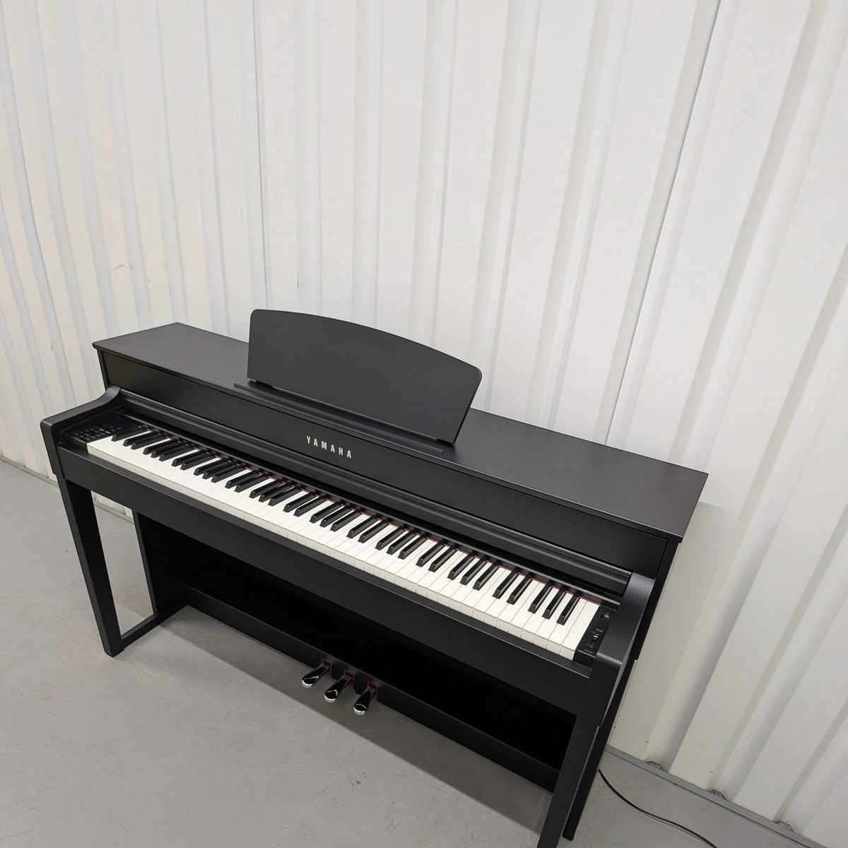 Đàn piano điện TÂN NHẠC CỤ Yamaha CLP535 màu đen sang trọng với bàn phím GH3X và thiết kế thùng đàn hiện đại