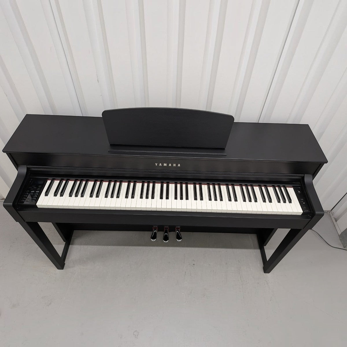 Đàn piano điện TÂN NHẠC CỤ Yamaha CLP535 màu đen với bàn phím GH3X, góc nhìn từ trên xuống