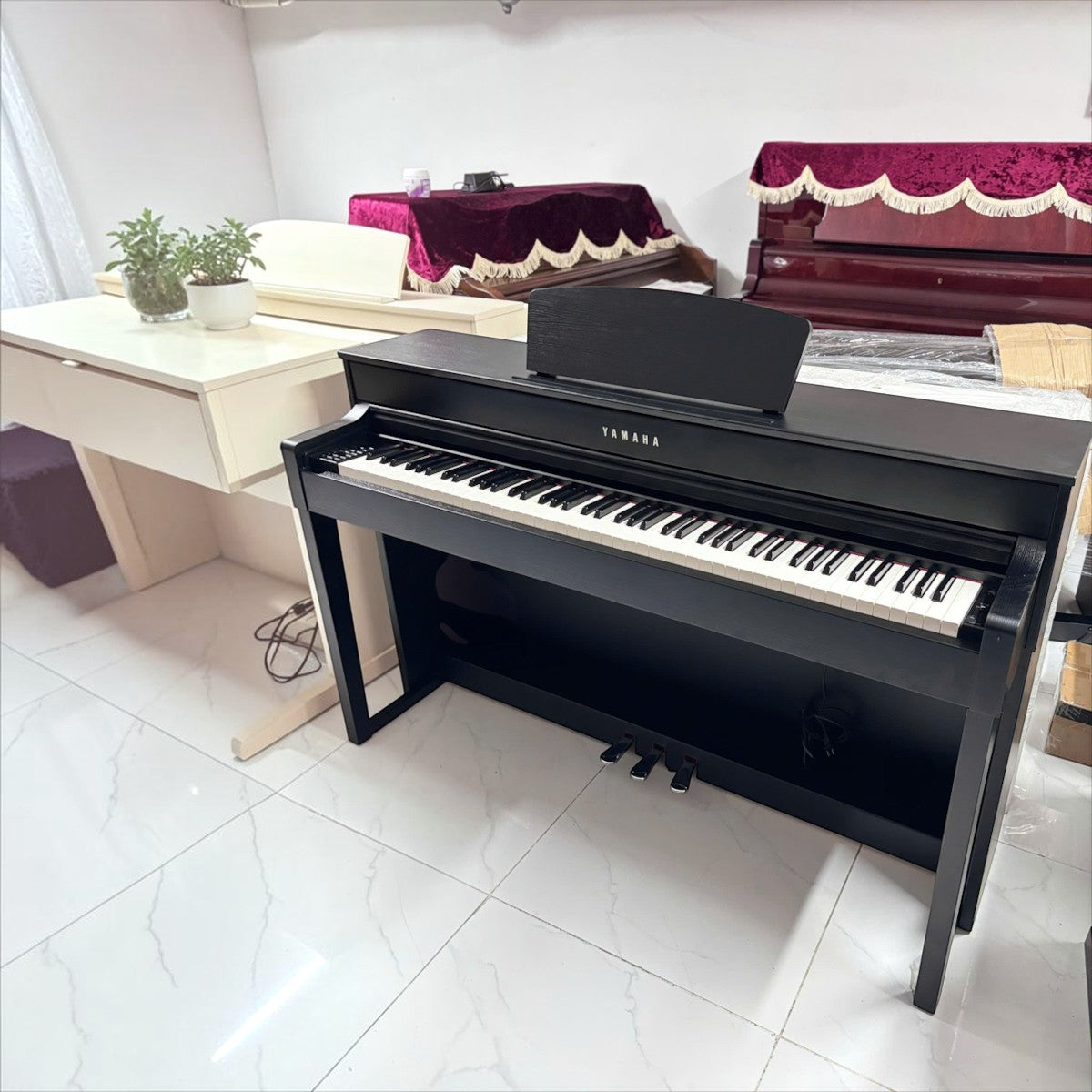 Đàn piano điện TÂN NHẠC CỤ Yamaha CLP535 màu đen sang trọng với bàn phím GH3X tại showroom