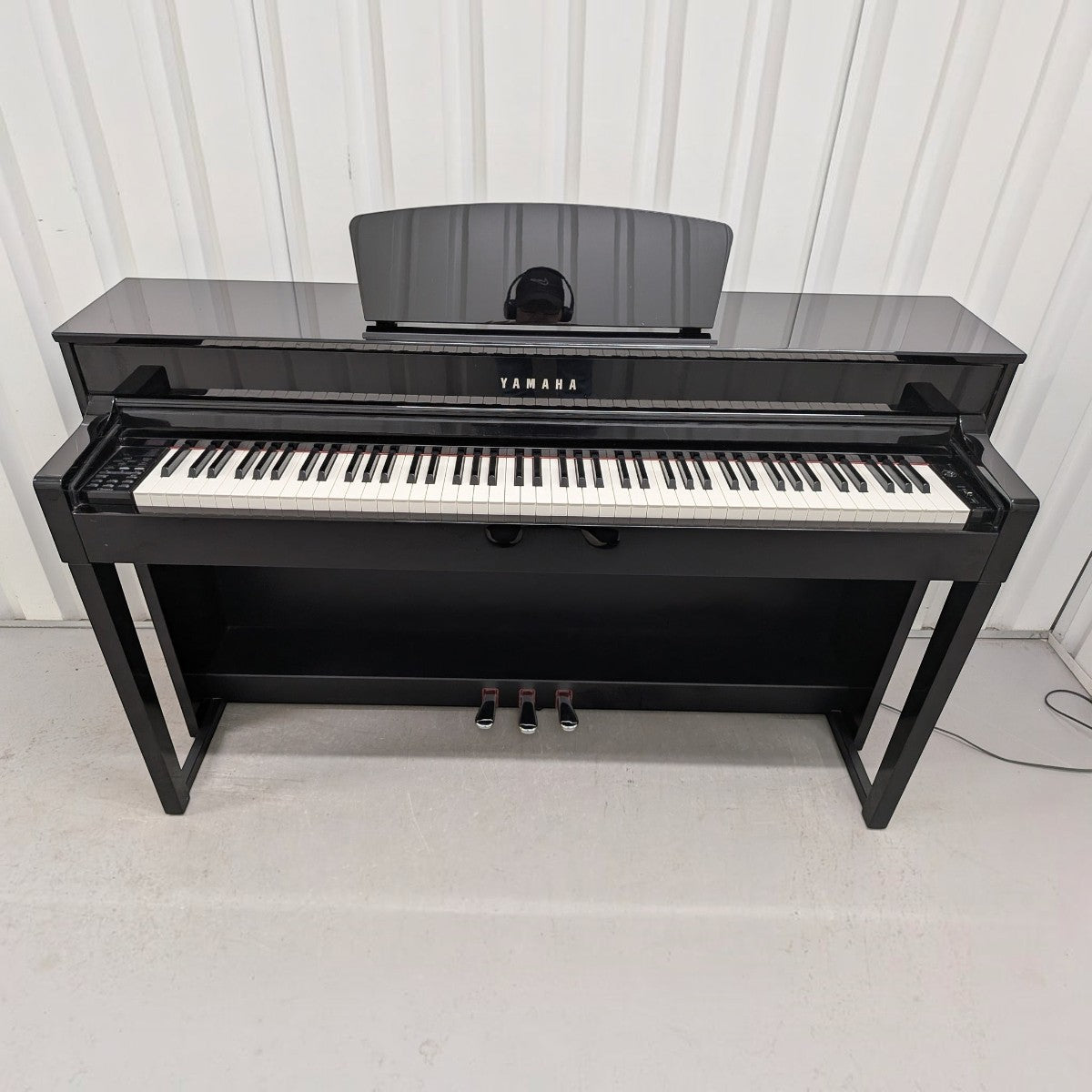 Đàn piano điện TÂN NHẠC CỤ Yamaha CLP535 màu đen bóng với bàn phím GH3X, thiết kế sang trọng và hiện đại