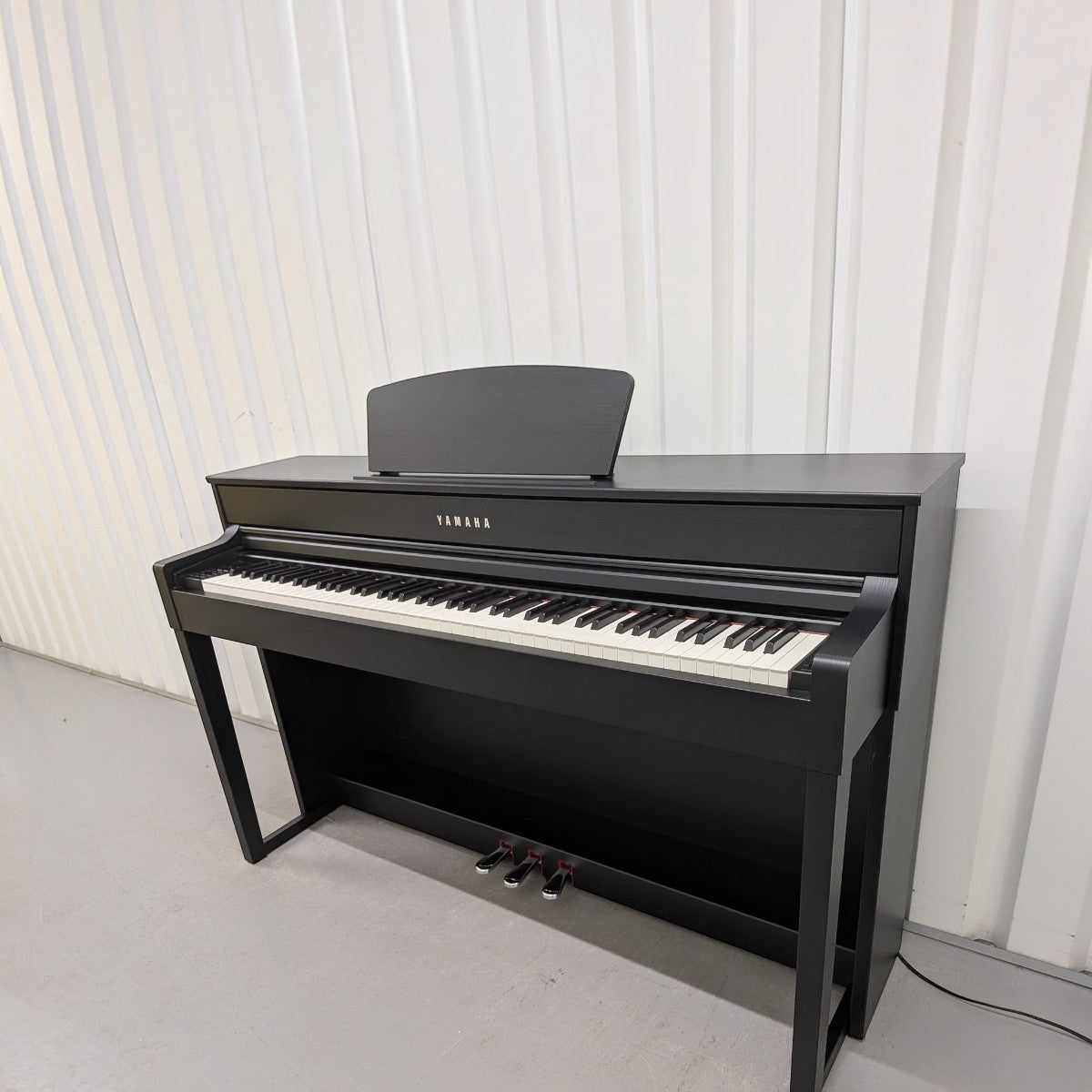 Đàn piano điện TÂN NHẠC CỤ Yamaha CLP535 màu đen sang trọng với bàn phím GH3X và thiết kế thùng đàn hiện đại