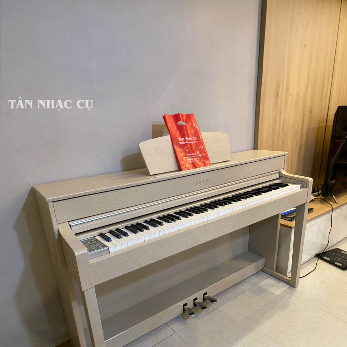 Đàn piano điện TÂN NHẠC CỤ Yamaha CLP535 màu gỗ sáng với bàn phím GH3X, thiết kế sang trọng tại showroom