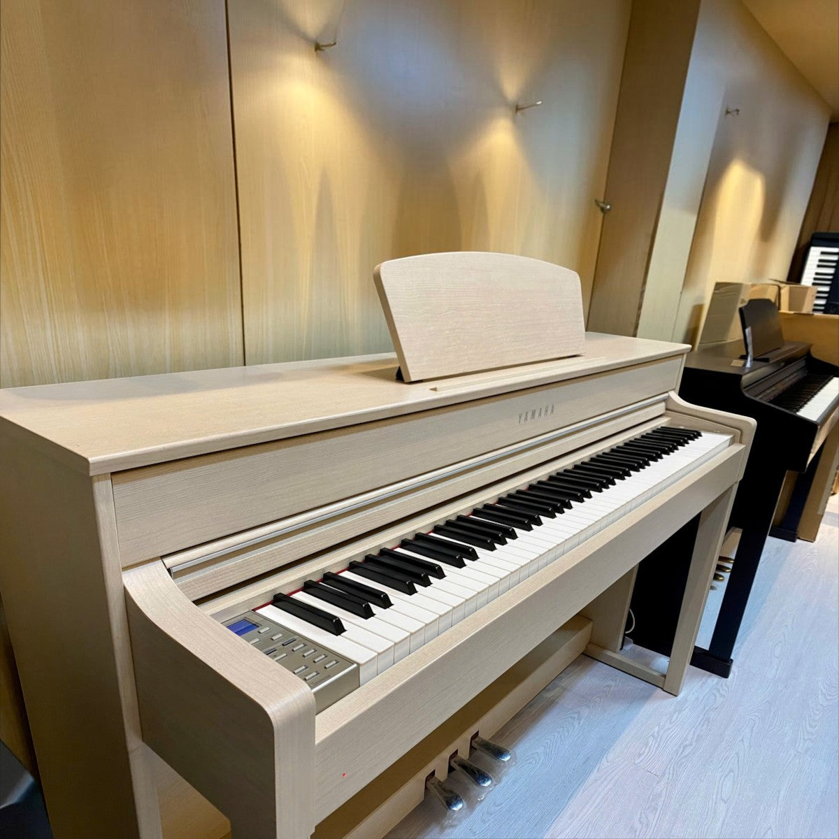 Đàn piano điện TÂN NHẠC CỤ Yamaha CLP535 màu gỗ sáng với bàn phím GH3X, thiết kế sang trọng tại showroom