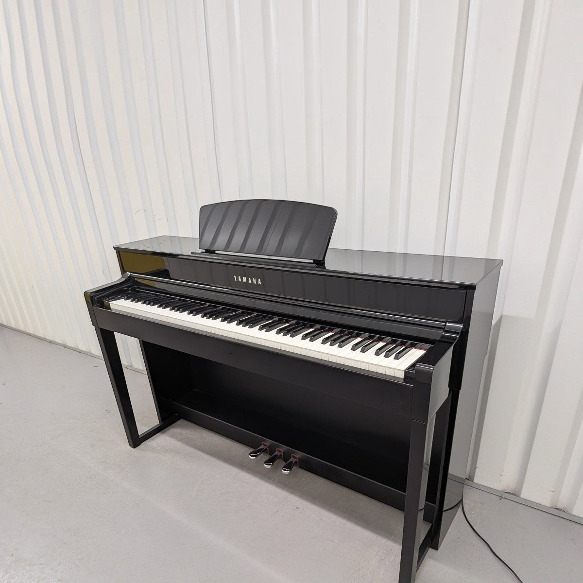 Đàn piano điện TÂN NHẠC CỤ Yamaha CLP535 màu đen sang trọng với bàn phím GH3X và giá để nhạc