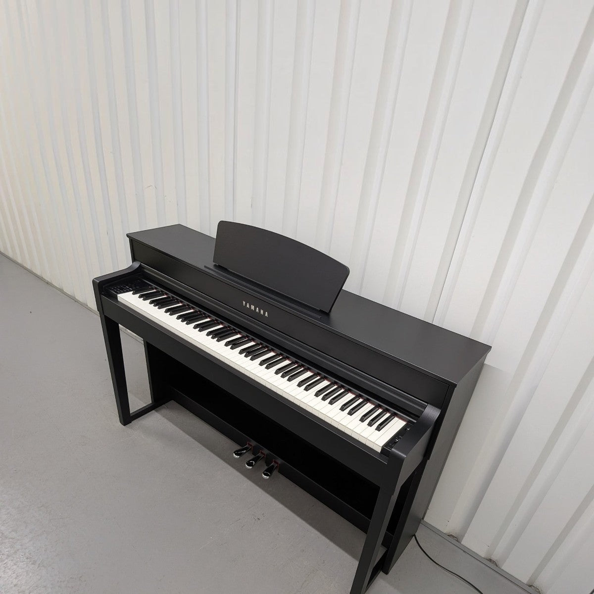 Đàn piano điện TÂN NHẠC CỤ Yamaha CLP535 màu đen sang trọng với bàn phím GH3X và thiết kế thùng đàn hiện đại