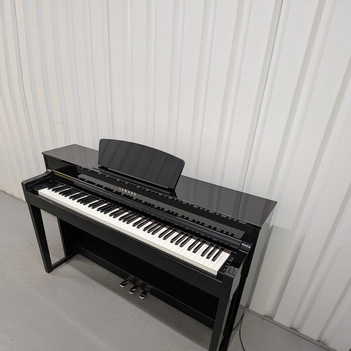 Đàn piano điện TÂN NHẠC CỤ Yamaha CLP535 màu đen bóng, thiết kế sang trọng với bàn phím GH3X tại showroom