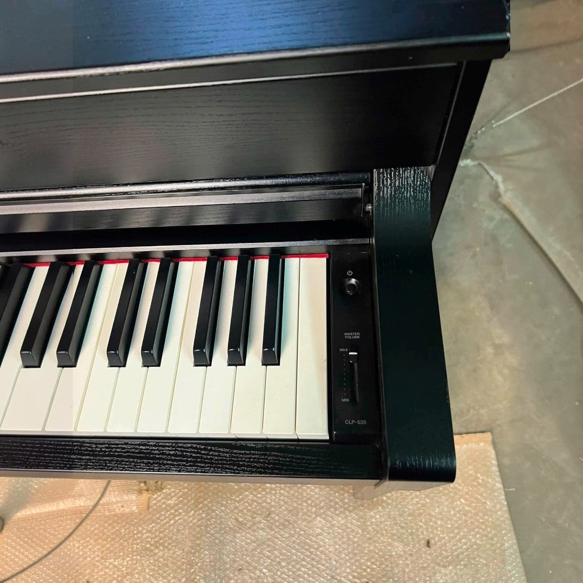 Đàn piano điện TÂN NHẠC CỤ Yamaha CLP535 màu đen với bàn phím GH3X và bảng điều khiển âm lượng bên phải
