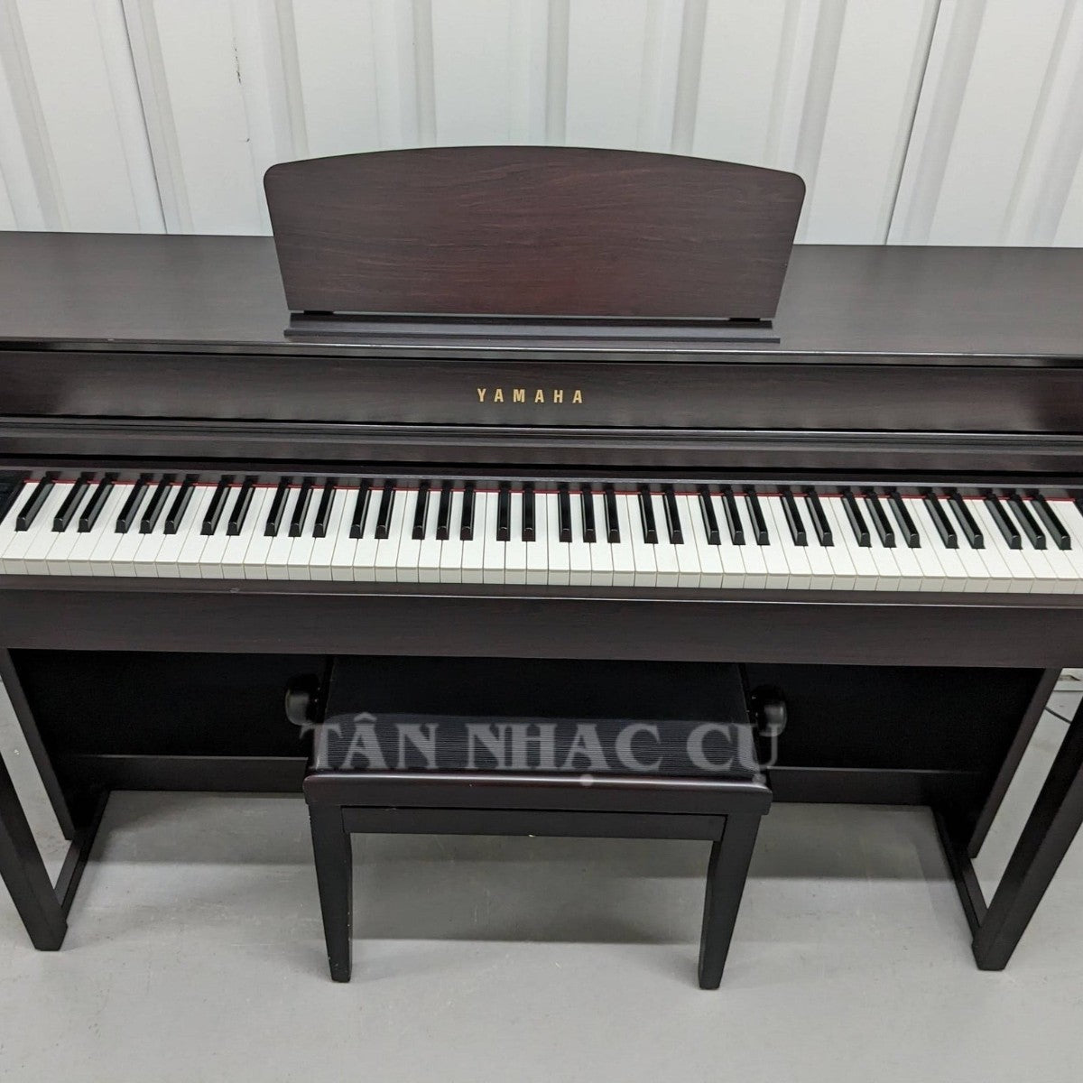 Đàn piano điện TÂN NHẠC CỤ Yamaha CLP535 màu nâu gỗ sang trọng với bàn phím GH3X và giá đỡ nhạc