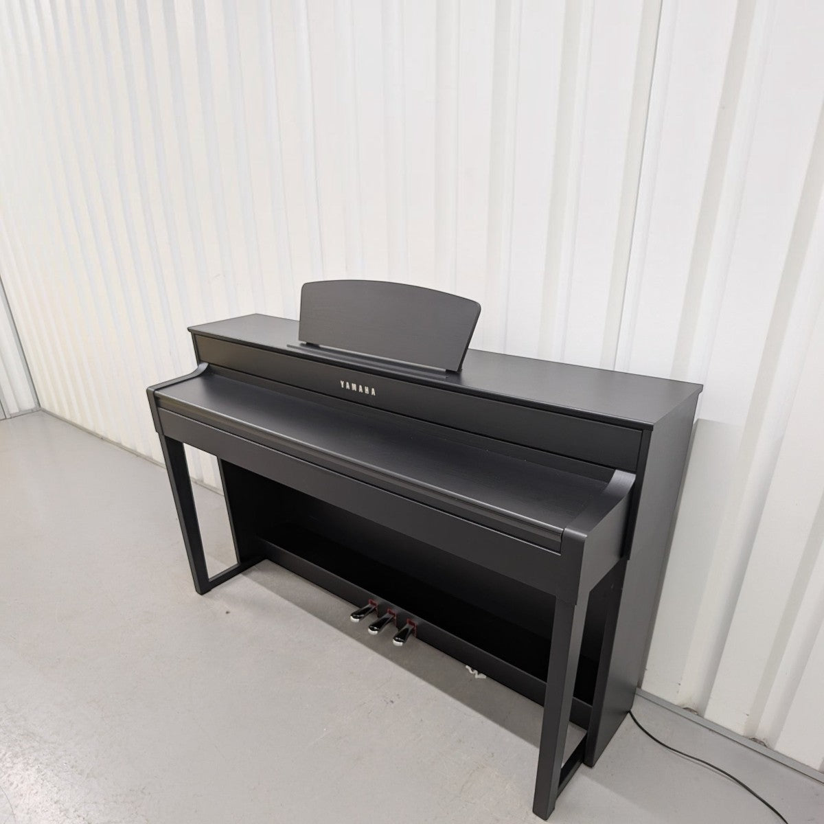 Đàn piano điện TÂN NHẠC CỤ Yamaha CLP535 màu đen sang trọng với thiết kế thùng đàn đứng hiện đại