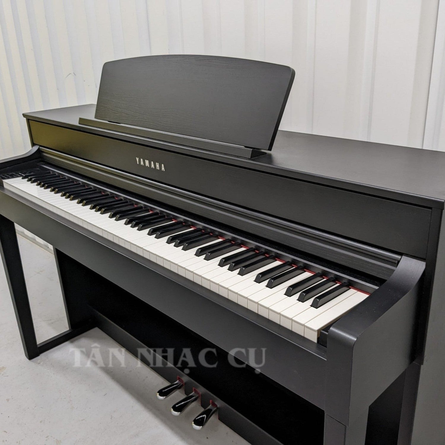 Đàn piano điện TÂN NHẠC CỤ Yamaha CLP545 màu đen với bàn phím gỗ NWX cao cấp và thiết kế sang trọng