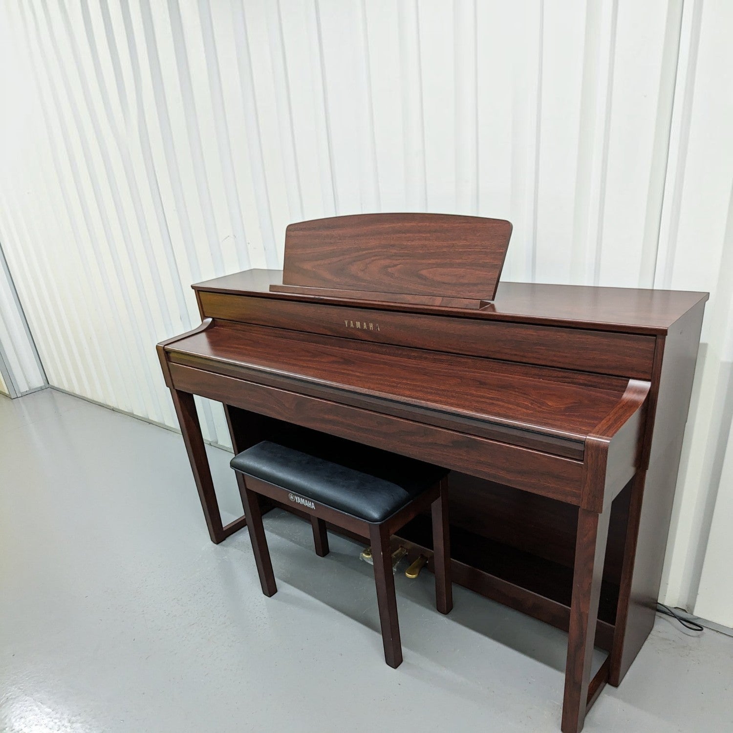 Đàn piano điện Yamaha CLP545 màu gỗ nâu sang trọng tại Tân Nhạc Cụ với bàn phím gỗ NWX và ghế ngồi đi kèm