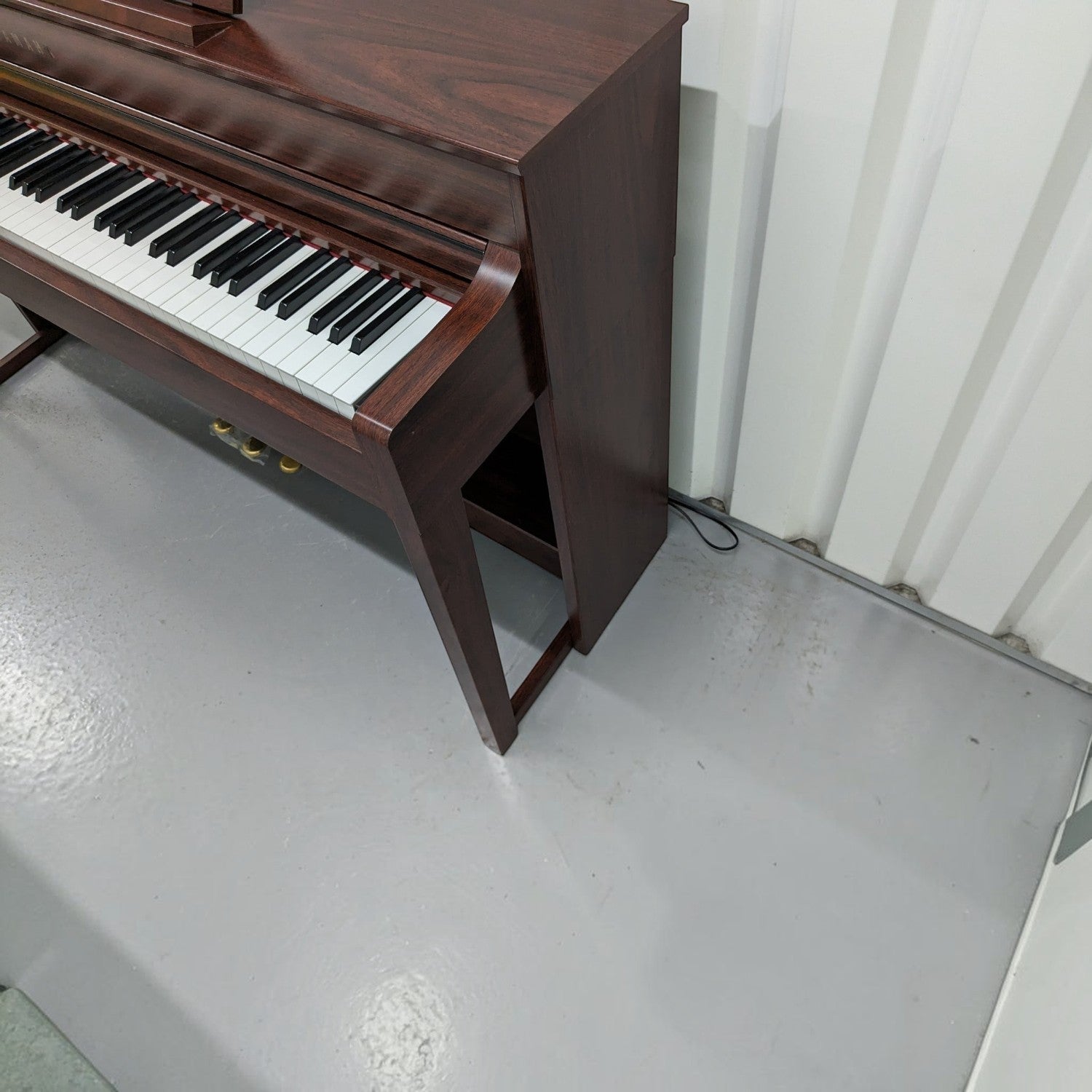 Đàn piano điện TÂN NHẠC CỤ Yamaha CLP545 màu gỗ nâu sang trọng với bàn phím gỗ thật NWX cao cấp