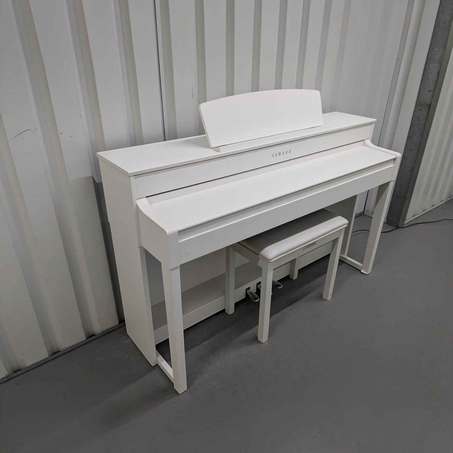 Đàn piano điện TÂN NHẠC CỤ Yamaha CLP545 màu trắng sang trọng với thiết kế hiện đại và ghế đàn đi kèm