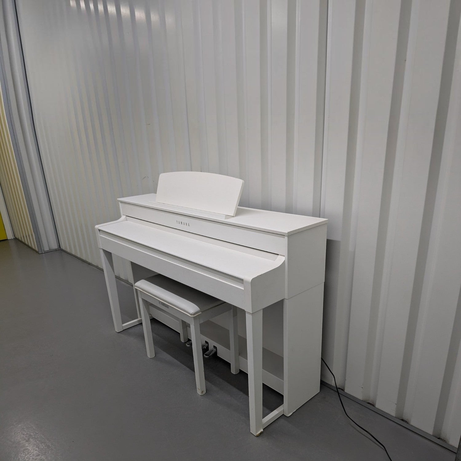 Đàn piano điện Yamaha CLP545 màu trắng sang trọng tại Tân Nhạc Cụ, thiết kế hiện đại với bàn phím gỗ NWX cao cấp.