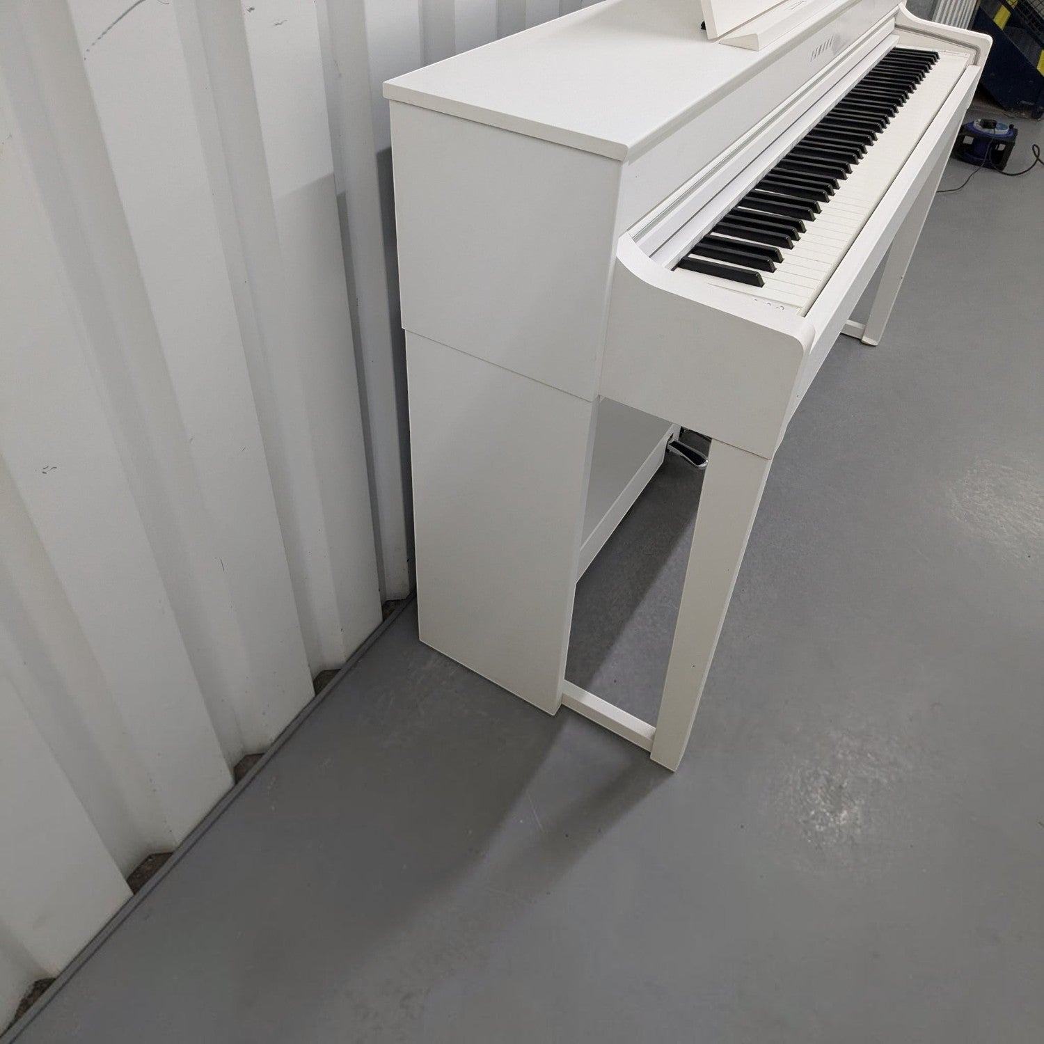 Đàn piano điện Yamaha CLP545 màu trắng tại Tân Nhạc Cụ, thiết kế hiện đại với bàn phím gỗ NWX cao cấp
