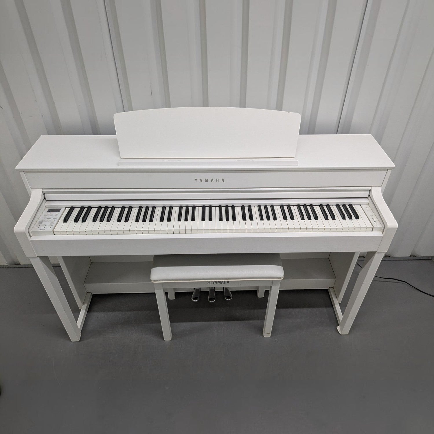 Đàn piano điện Tân Nhạc Cụ Yamaha CLP545 màu trắng sang trọng với bàn phím gỗ NWX và ghế đàn đi kèm