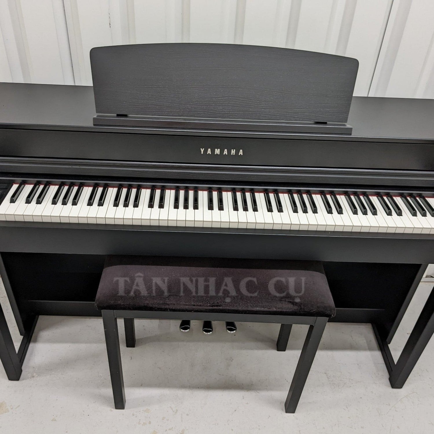 Đàn piano điện TÂN NHẠC CỤ Yamaha CLP545 màu đen với bàn phím gỗ NWX và ghế đàn đi kèm