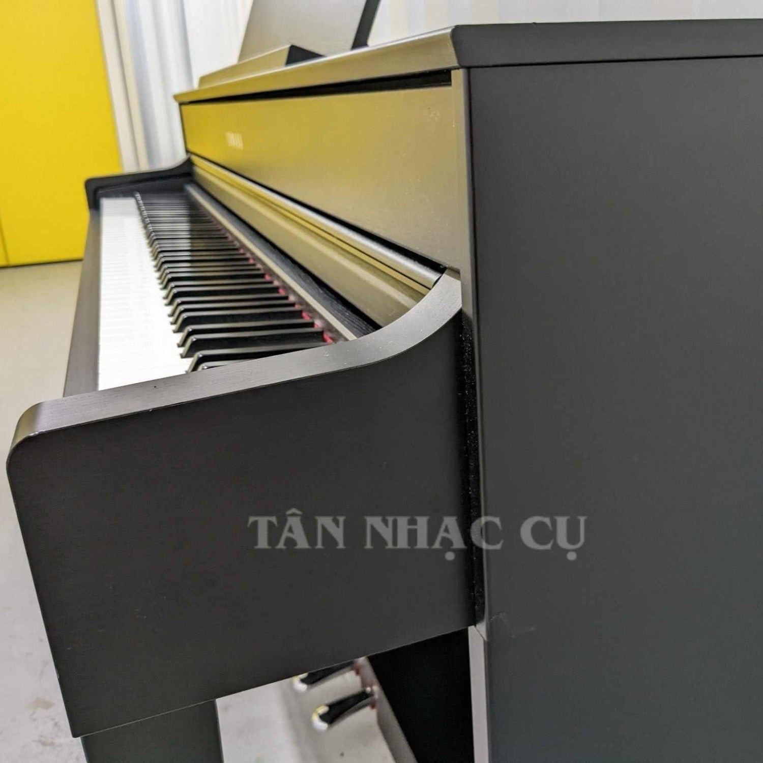 Đàn piano điện TÂN NHẠC CỤ Yamaha CLP545 màu đen với bàn phím gỗ NWX cao cấp, góc nhìn nghiêng từ phía trên