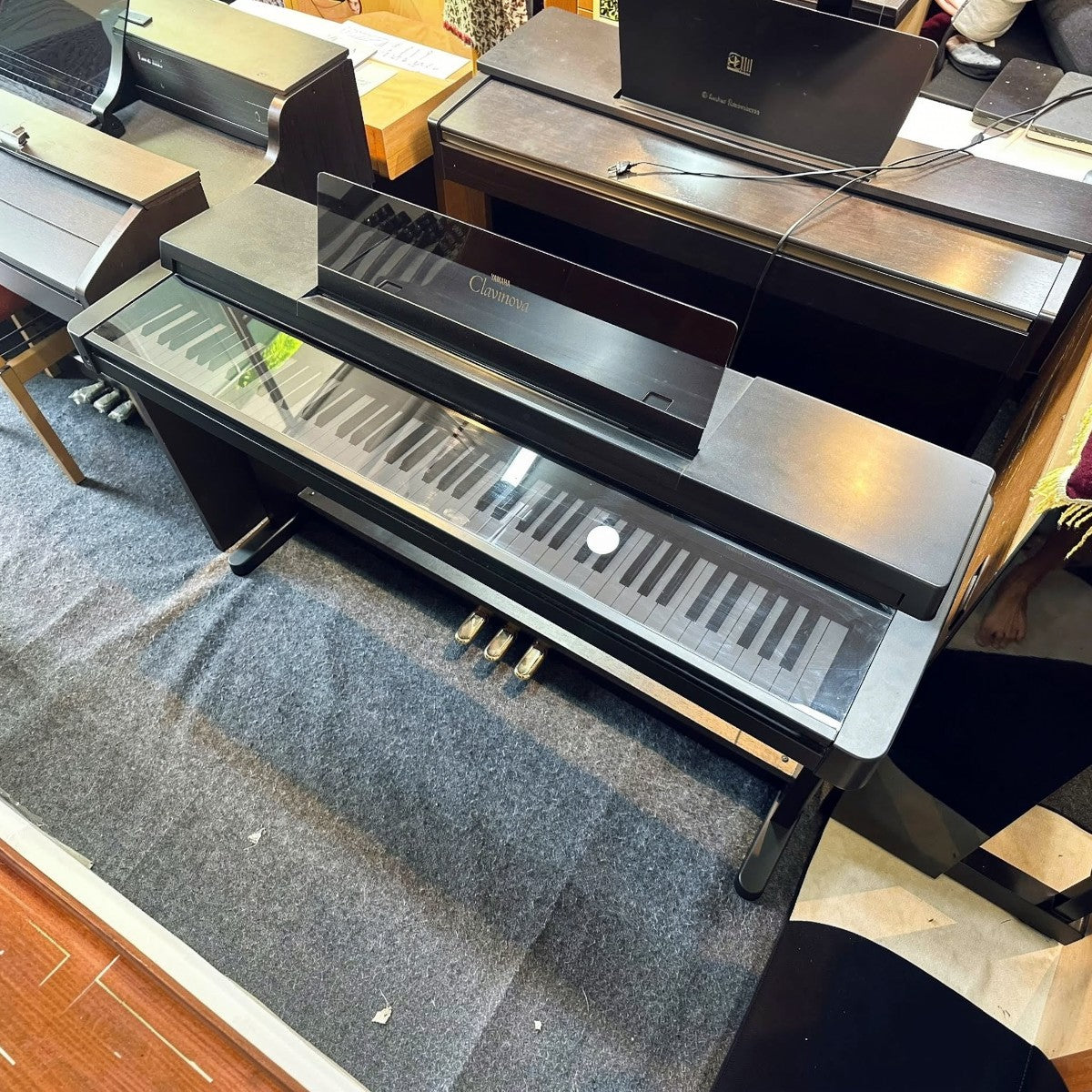 Đàn piano điện Yamaha Clavinova CLP-570 dáng tủ màu đen sang trọng tại cửa hàng TÂN NHẠC CỤ