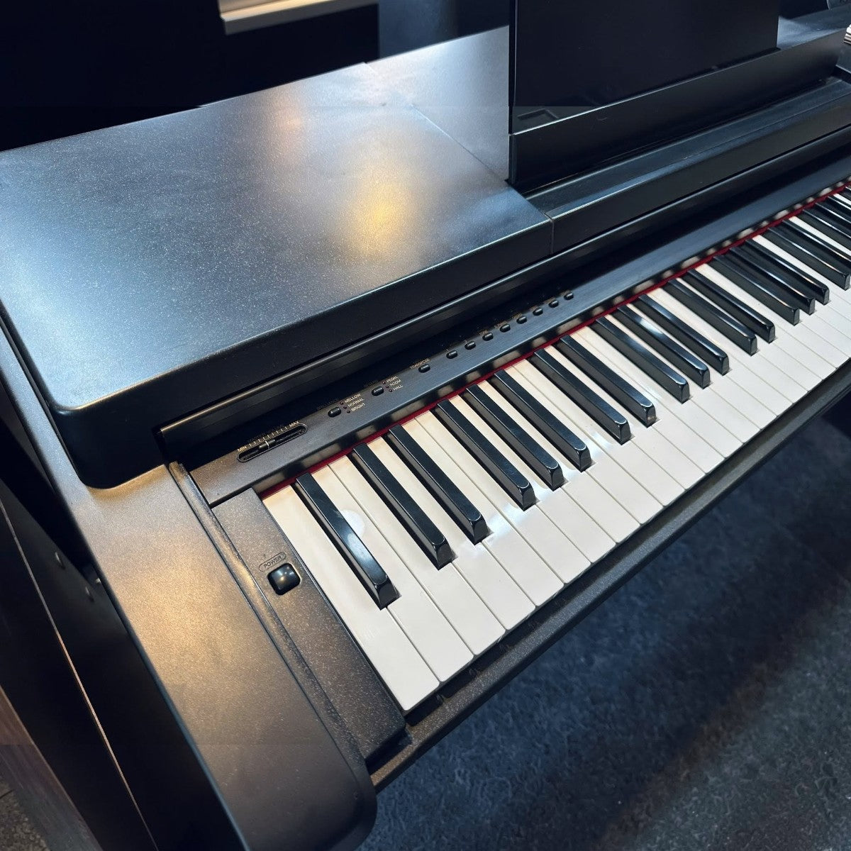 Đàn piano điện Yamaha CLP570 dáng tủ màu đen sang trọng tại TÂN NHẠC CỤ