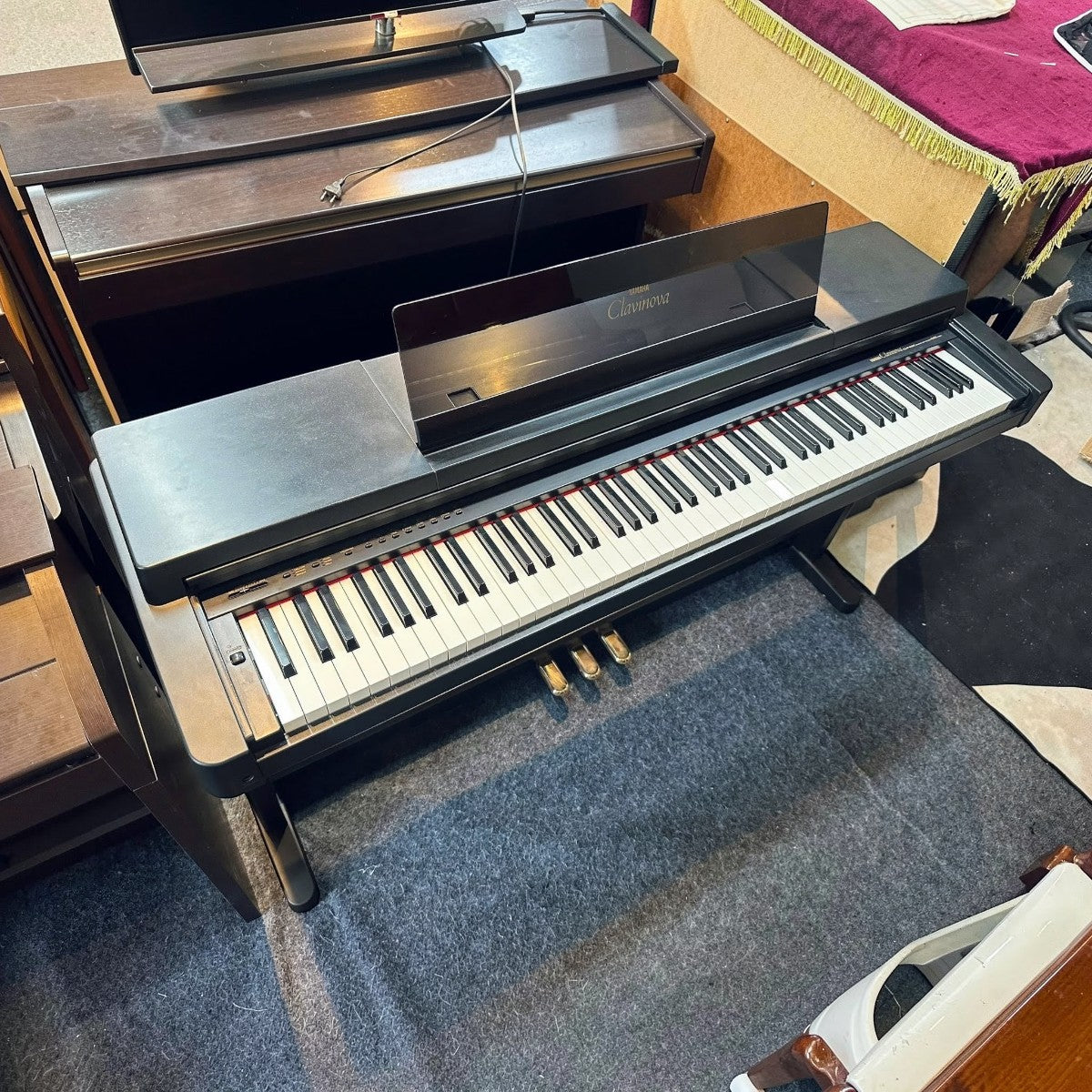 Đàn piano điện TÂN NHẠC CỤ Yamaha Clavinova CLP-570 màu đen với 88 phím búa, thiết kế dáng tủ sang trọng.