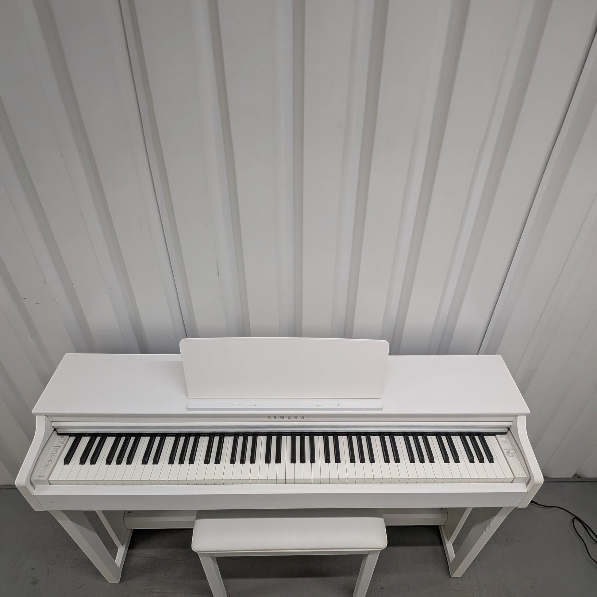 Đàn piano điện Yamaha CLP-625 màu trắng sang trọng tại Tân Nhạc Cụ, thiết kế dáng tủ hiện đại với 88 phím GH3X