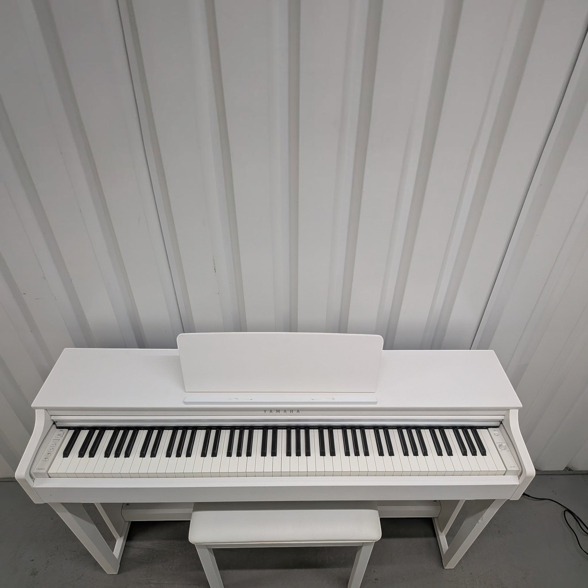 Đàn piano điện Yamaha CLP-625 màu trắng sang trọng tại Tân Nhạc Cụ, thiết kế dáng tủ hiện đại với 88 phím GH3X