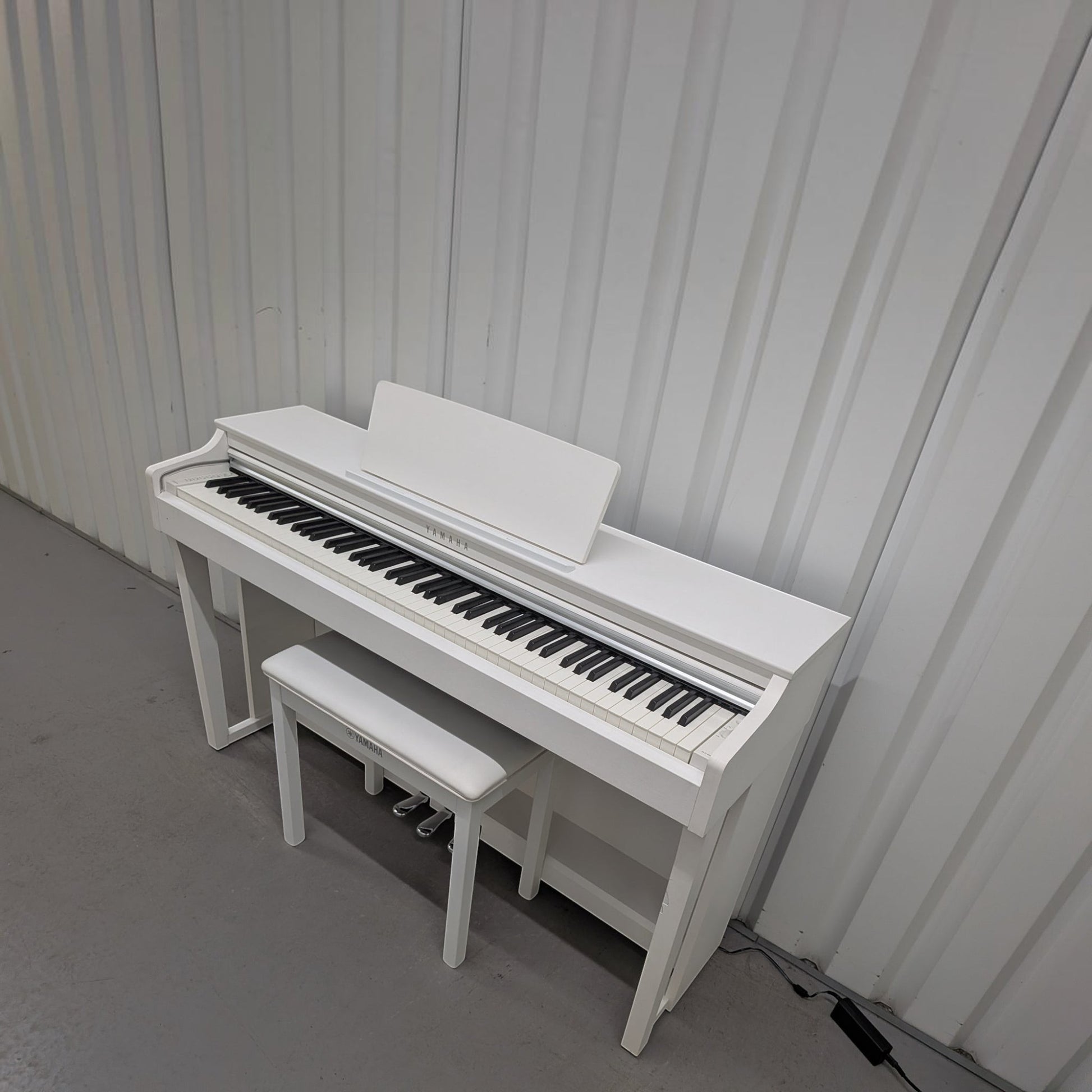 Đàn piano điện Yamaha CLP-625 màu trắng sang trọng tại TÂN NHẠC CỤ, thiết kế dáng tủ hiện đại với ghế đi kèm