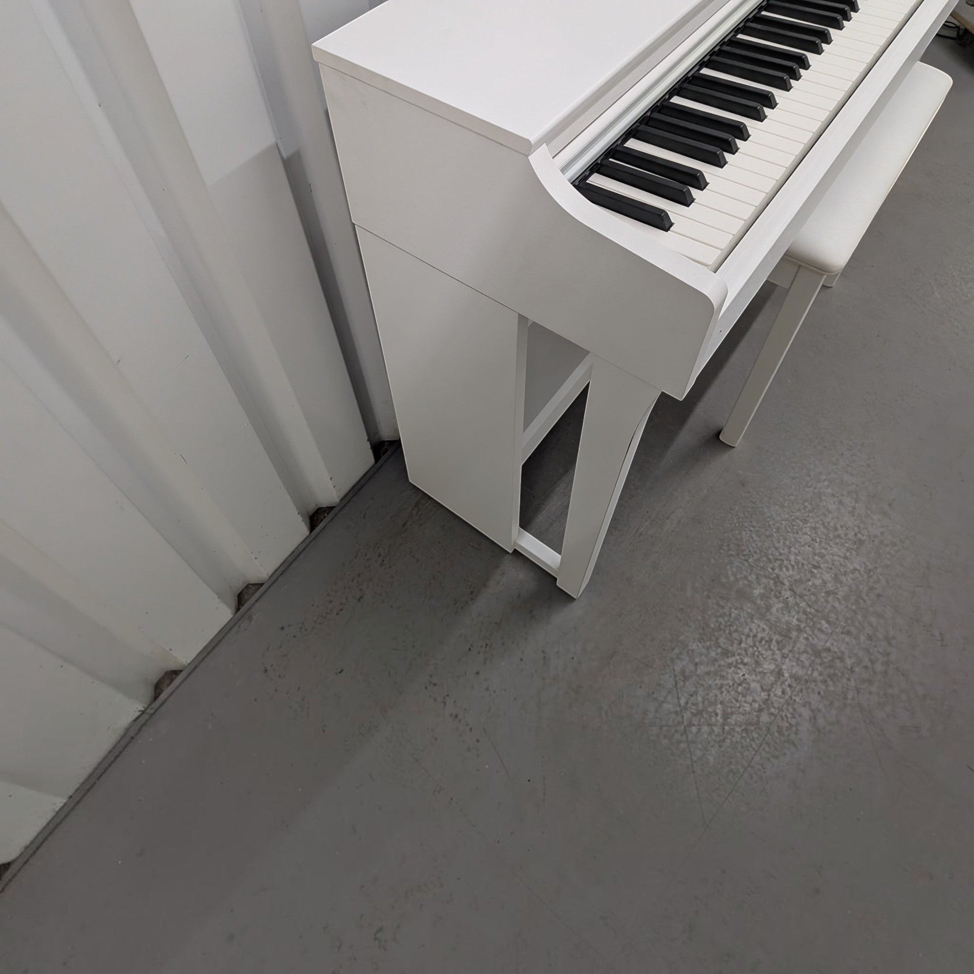 Đàn piano điện Yamaha CLP-625 màu trắng sang trọng tại cửa hàng TÂN NHẠC CỤ