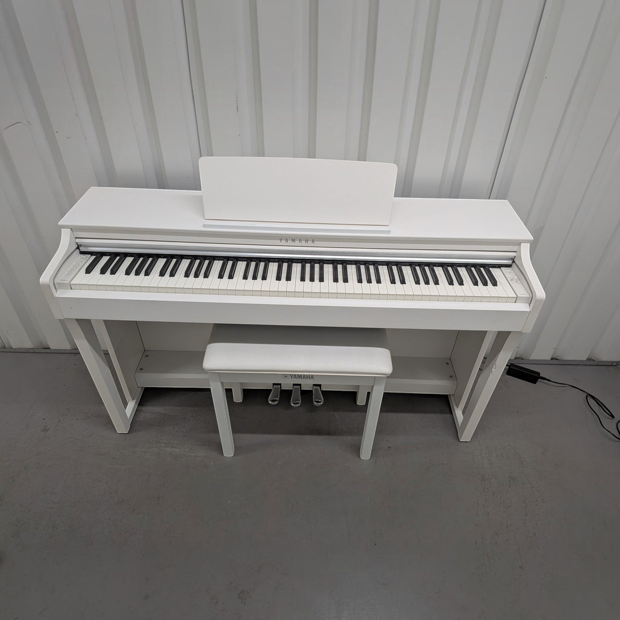Đàn piano điện TÂN NHẠC CỤ Yamaha CLP-625 màu trắng sang trọng với ghế đàn đi kèm