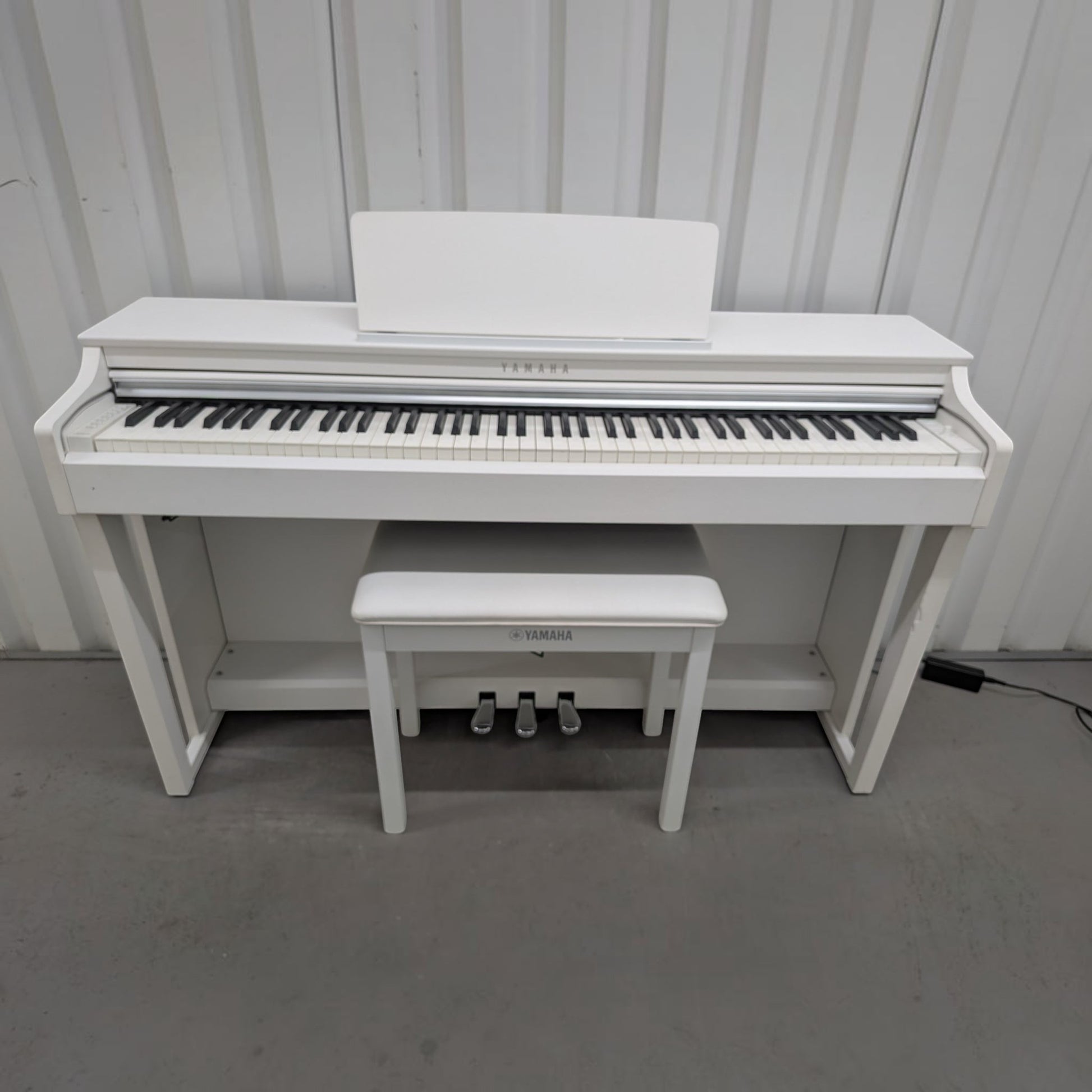 Đàn piano điện Yamaha CLP-625 màu trắng sang trọng tại Tân Nhạc Cụ, thiết kế dáng tủ hiện đại với ghế đi kèm