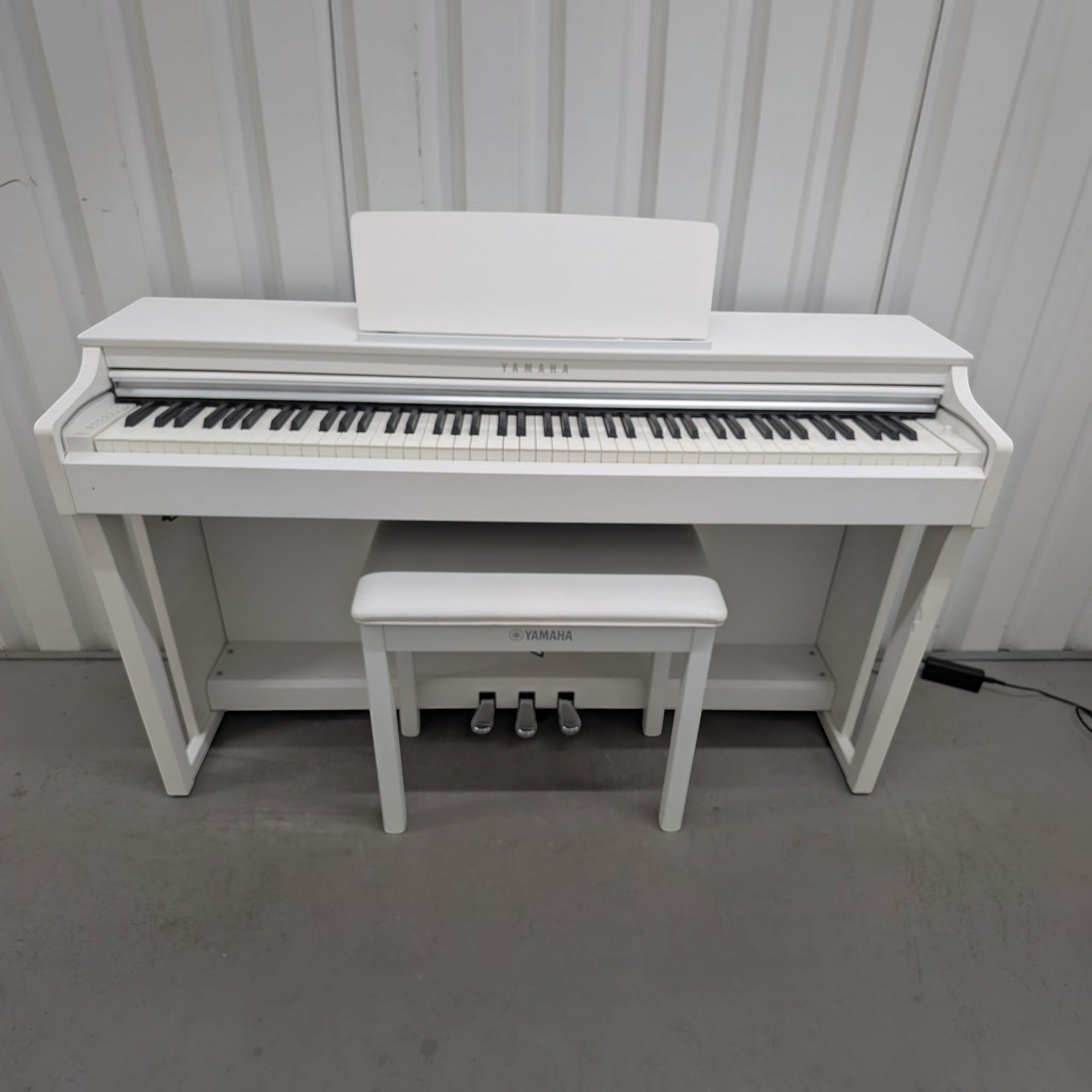 Đàn piano điện Yamaha CLP-625 màu trắng sang trọng tại Tân Nhạc Cụ, thiết kế dáng tủ hiện đại với ghế đi kèm