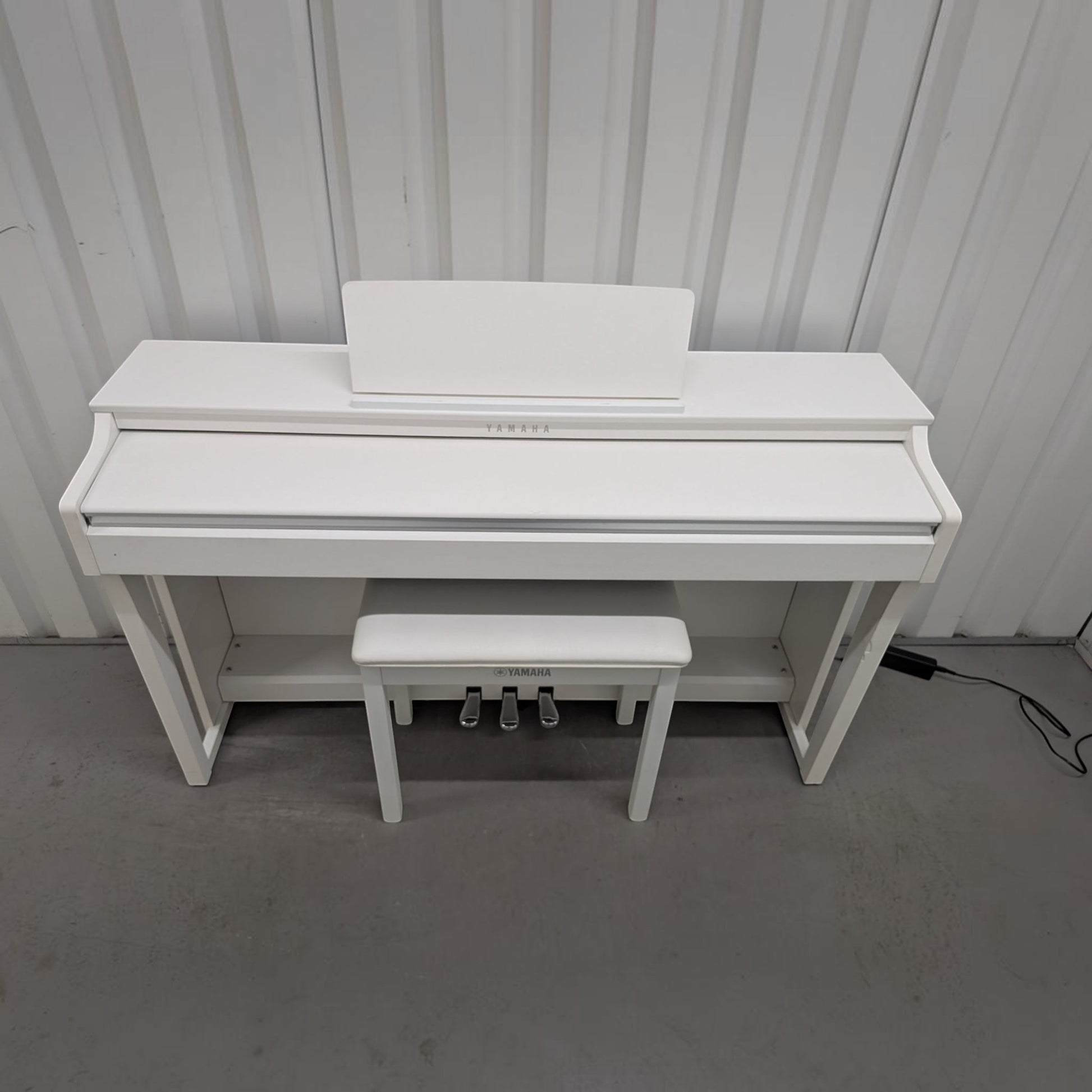 Đàn piano điện Yamaha CLP-625 màu trắng sang trọng tại TÂN NHẠC CỤ với thiết kế dáng tủ hiện đại và ghế đi kèm
